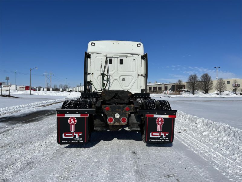 how much does a 2012 freightliner cascadia weigh