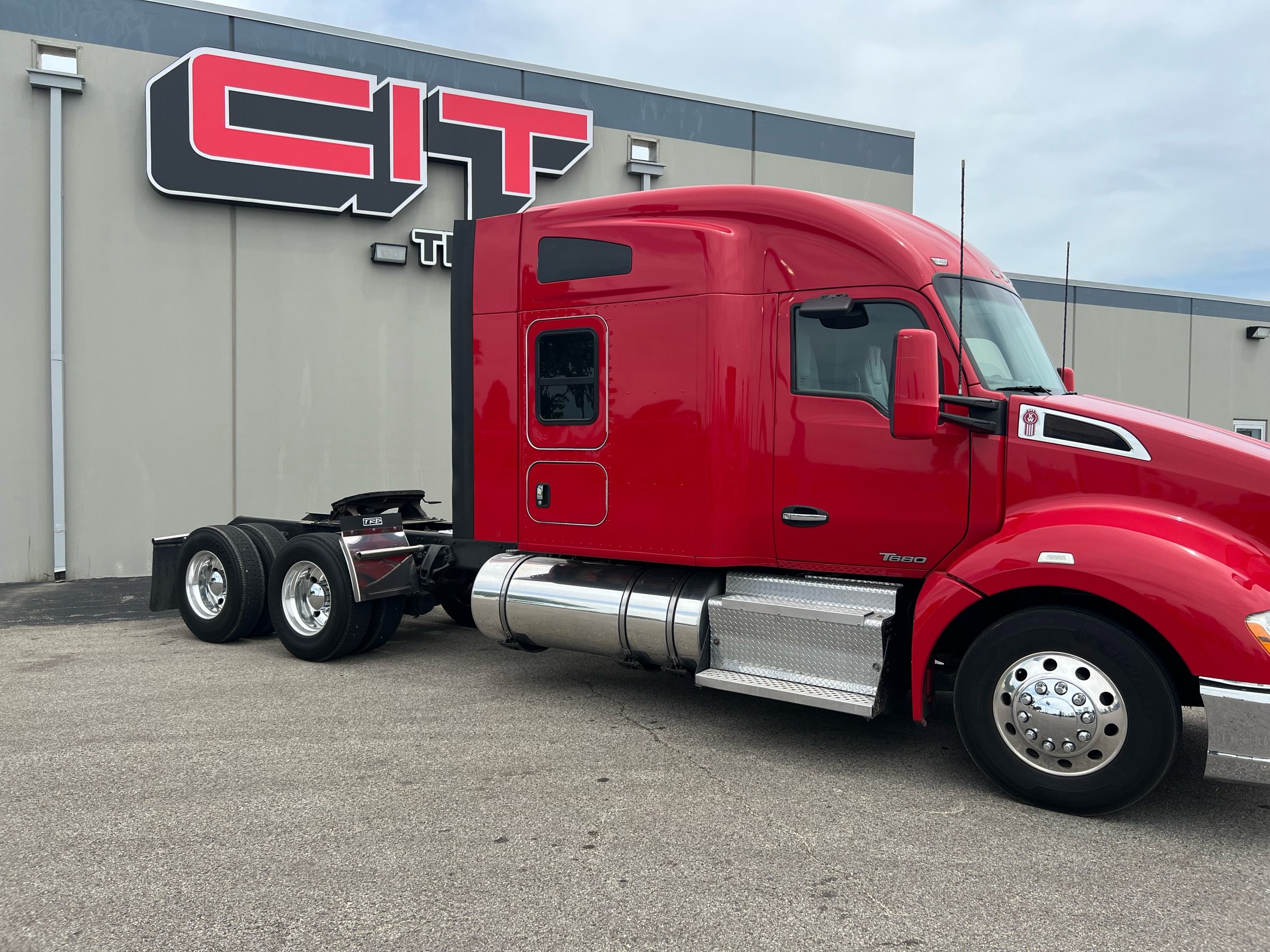 76-Inch Mid-Roof Sleeper Now Available for T680, T880