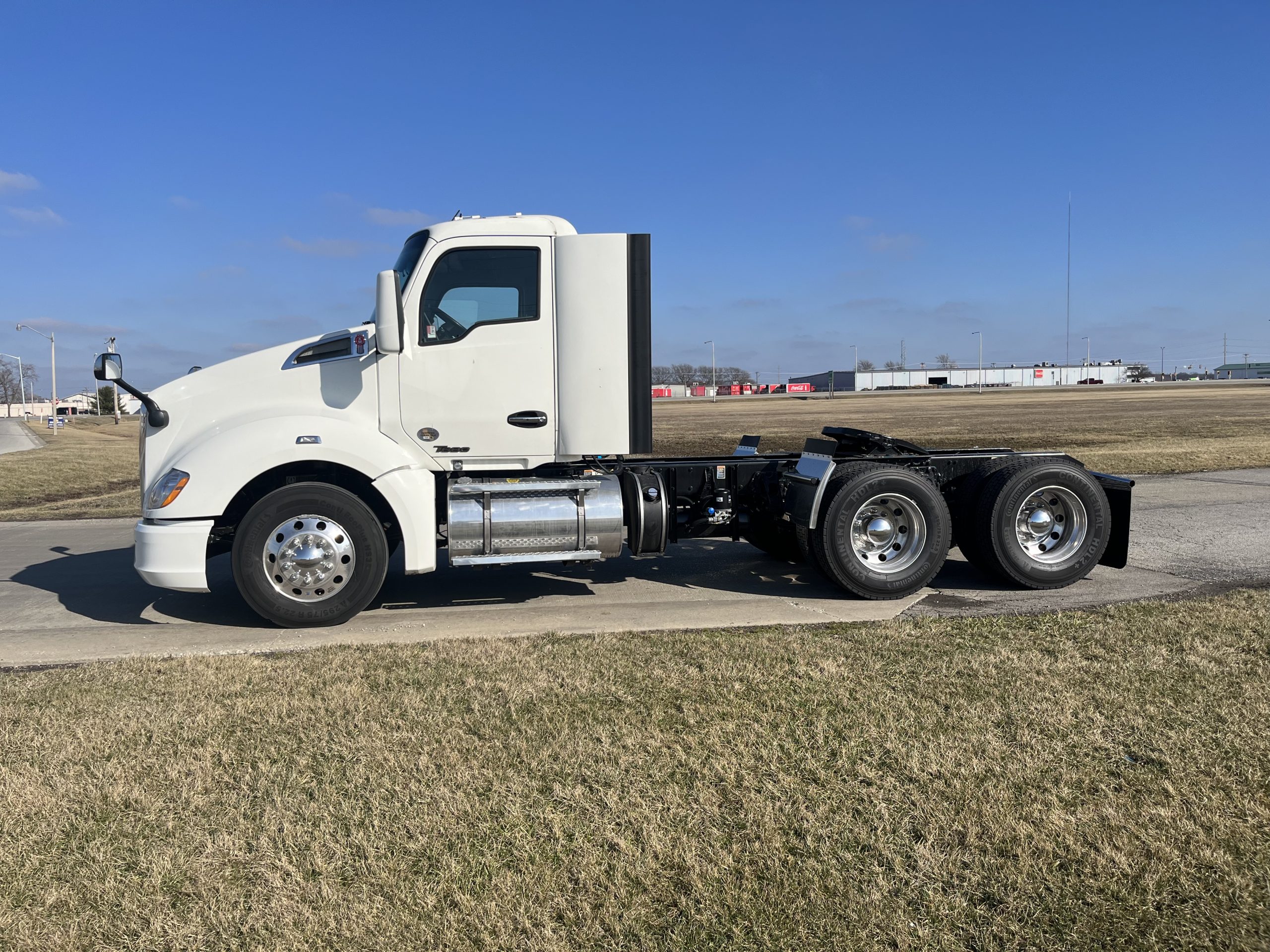 Trucks n Stuff TNS104 - Kenworth T680 Day-Cab Tractor with Food