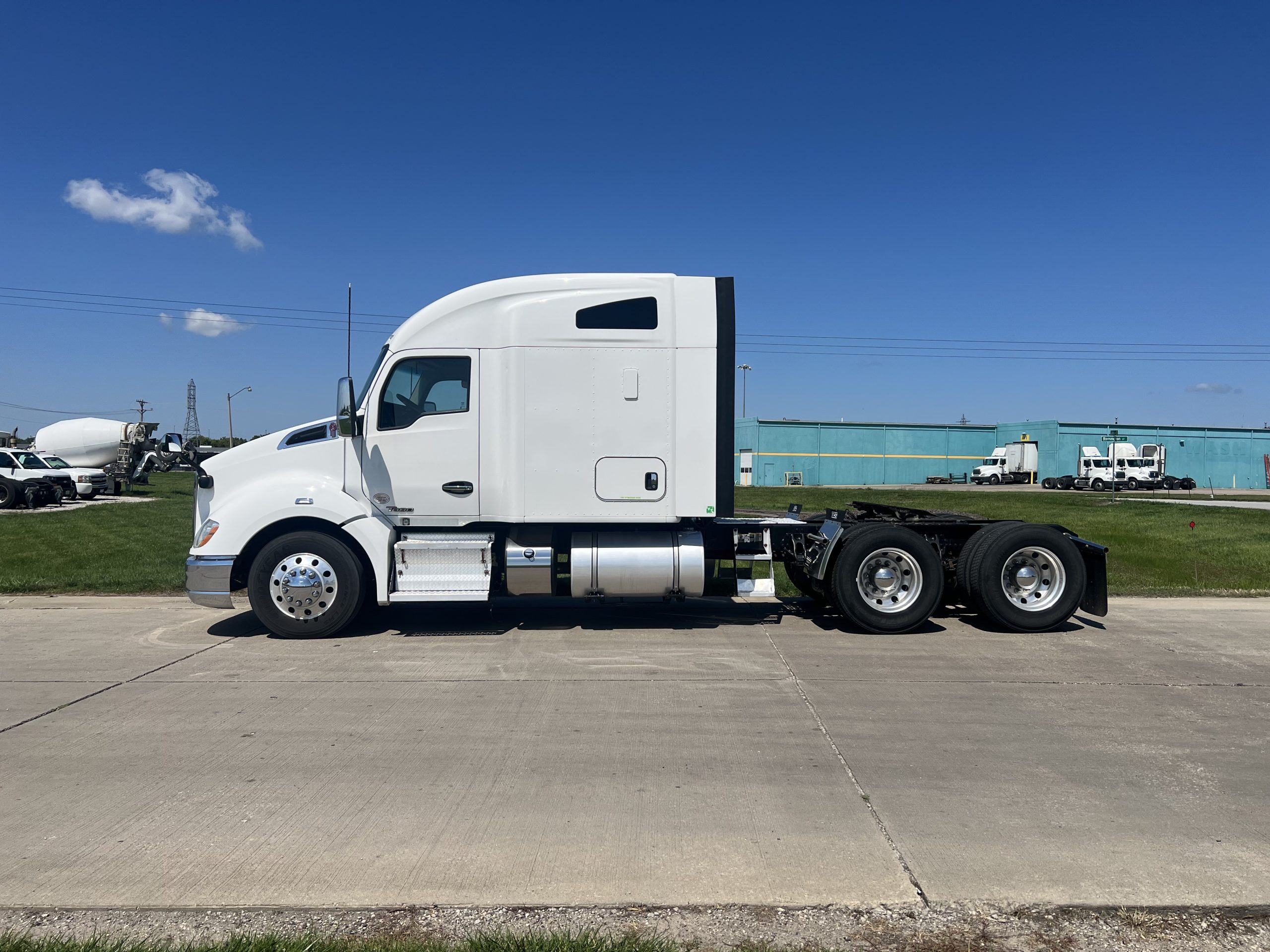 76-Inch Mid-Roof Sleeper Now Available for T680, T880