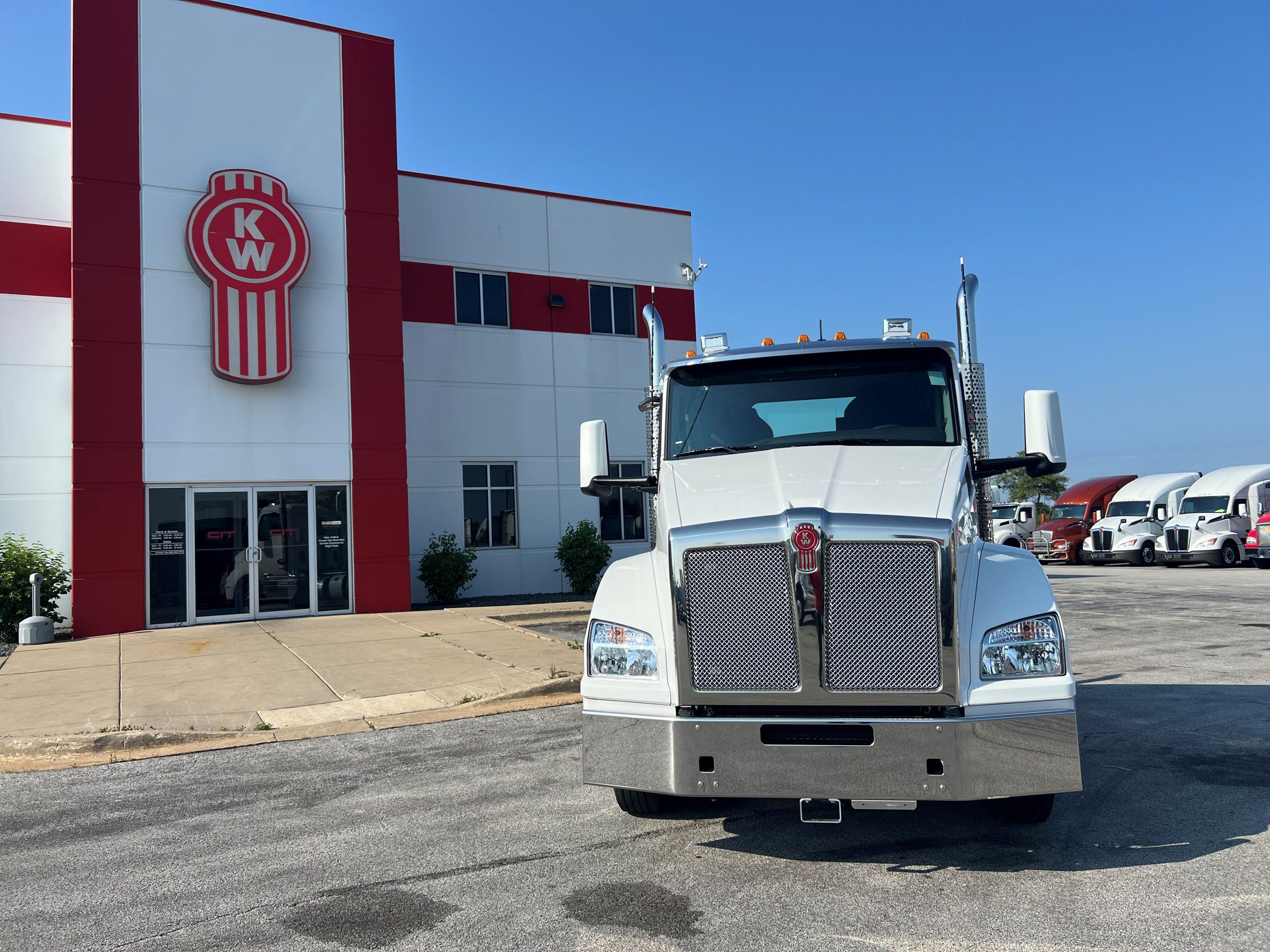 2025 KENWORTH T880 - image 2 of 6