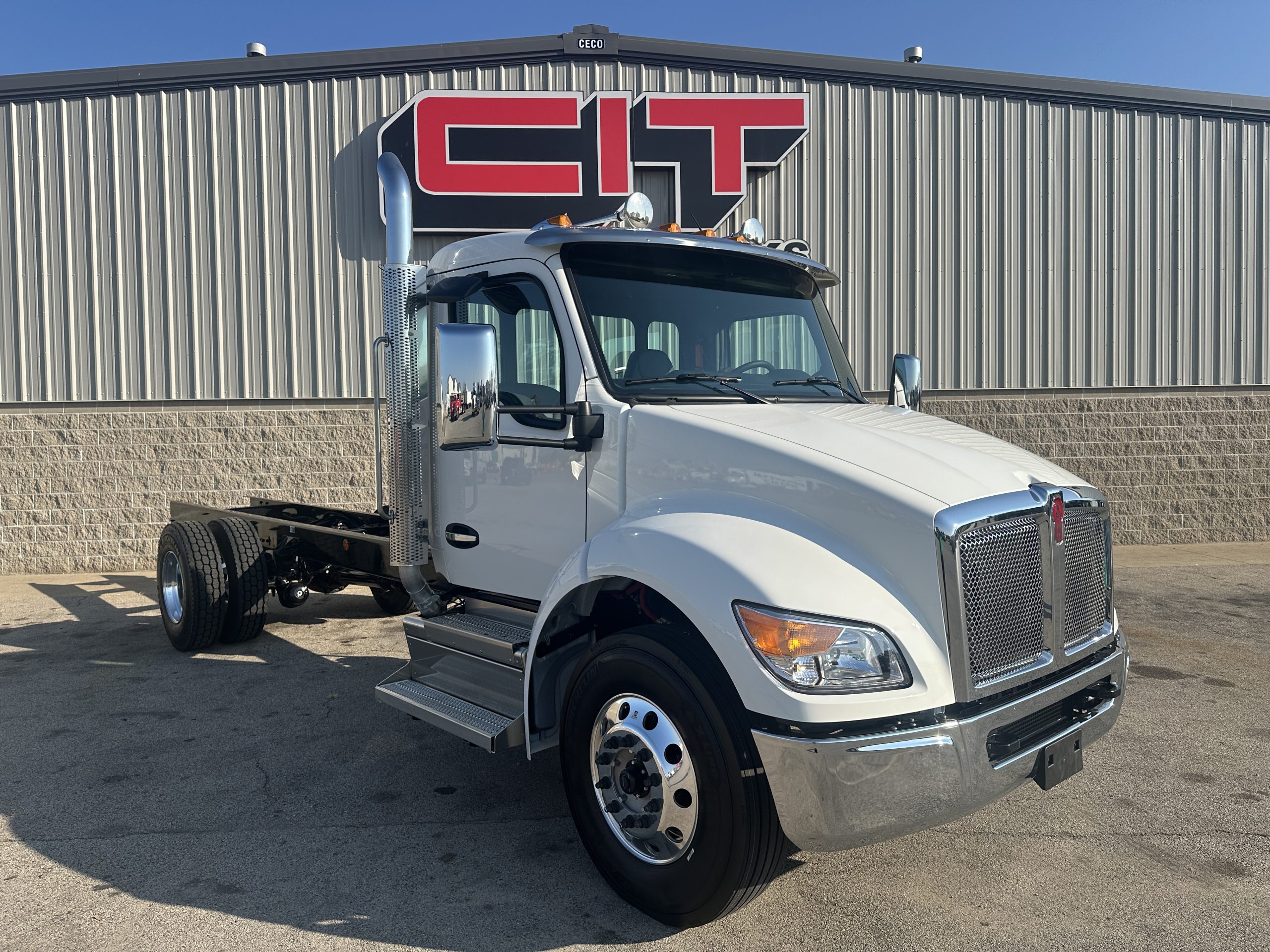 2025 KENWORTH T380 - image 3 of 6