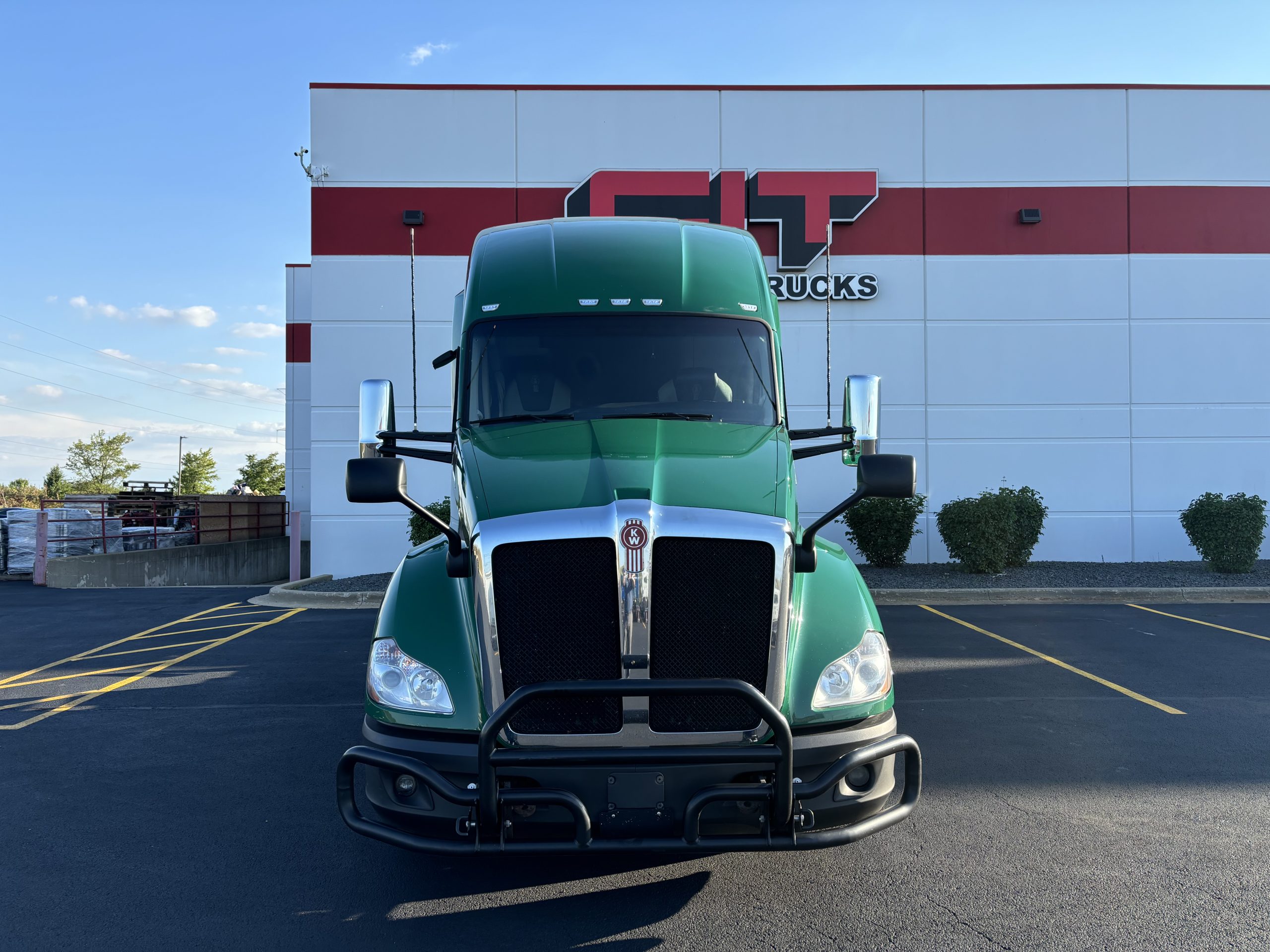 2022 KENWORTH T680 - image 2 of 6