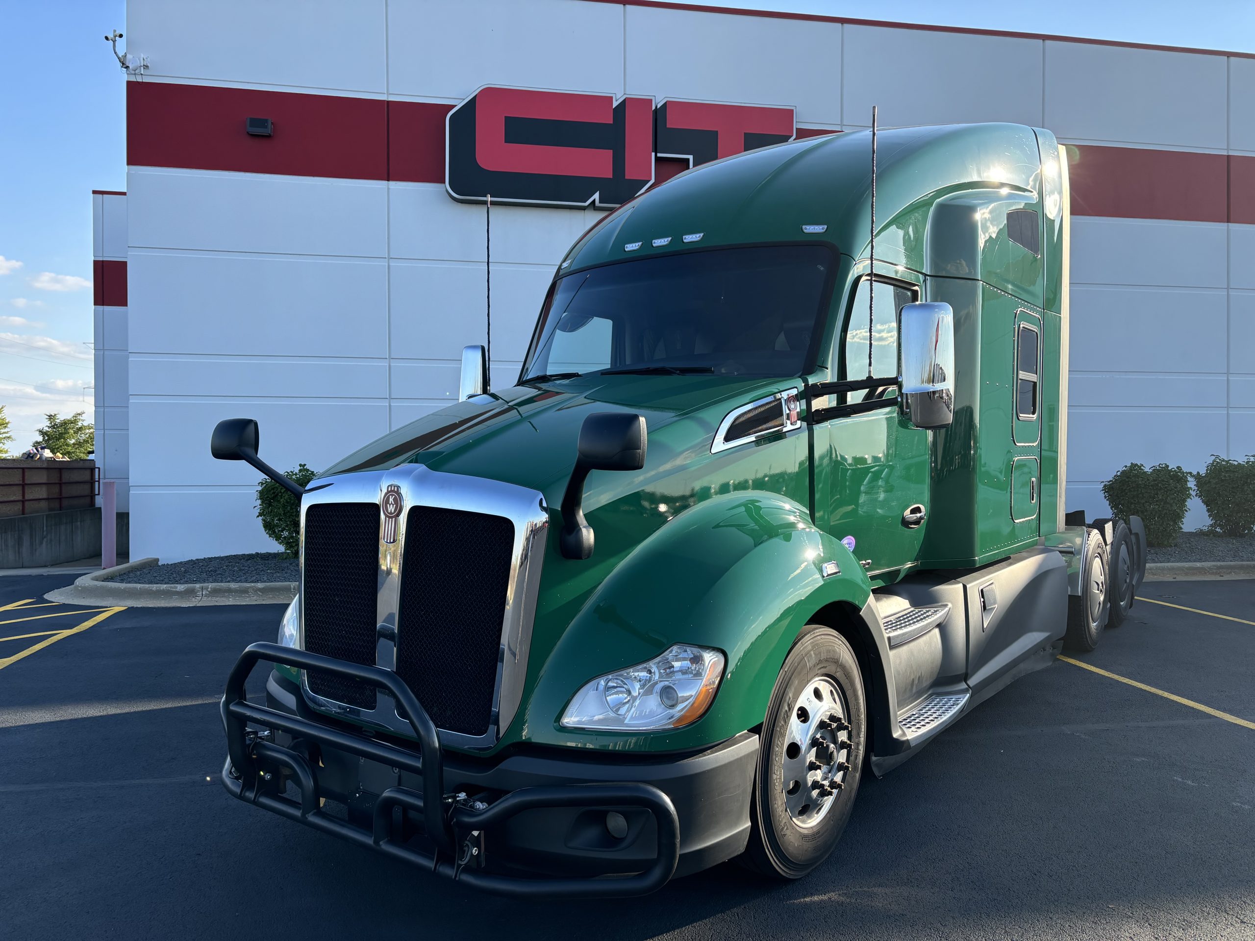 2022 KENWORTH T680 - image 1 of 6