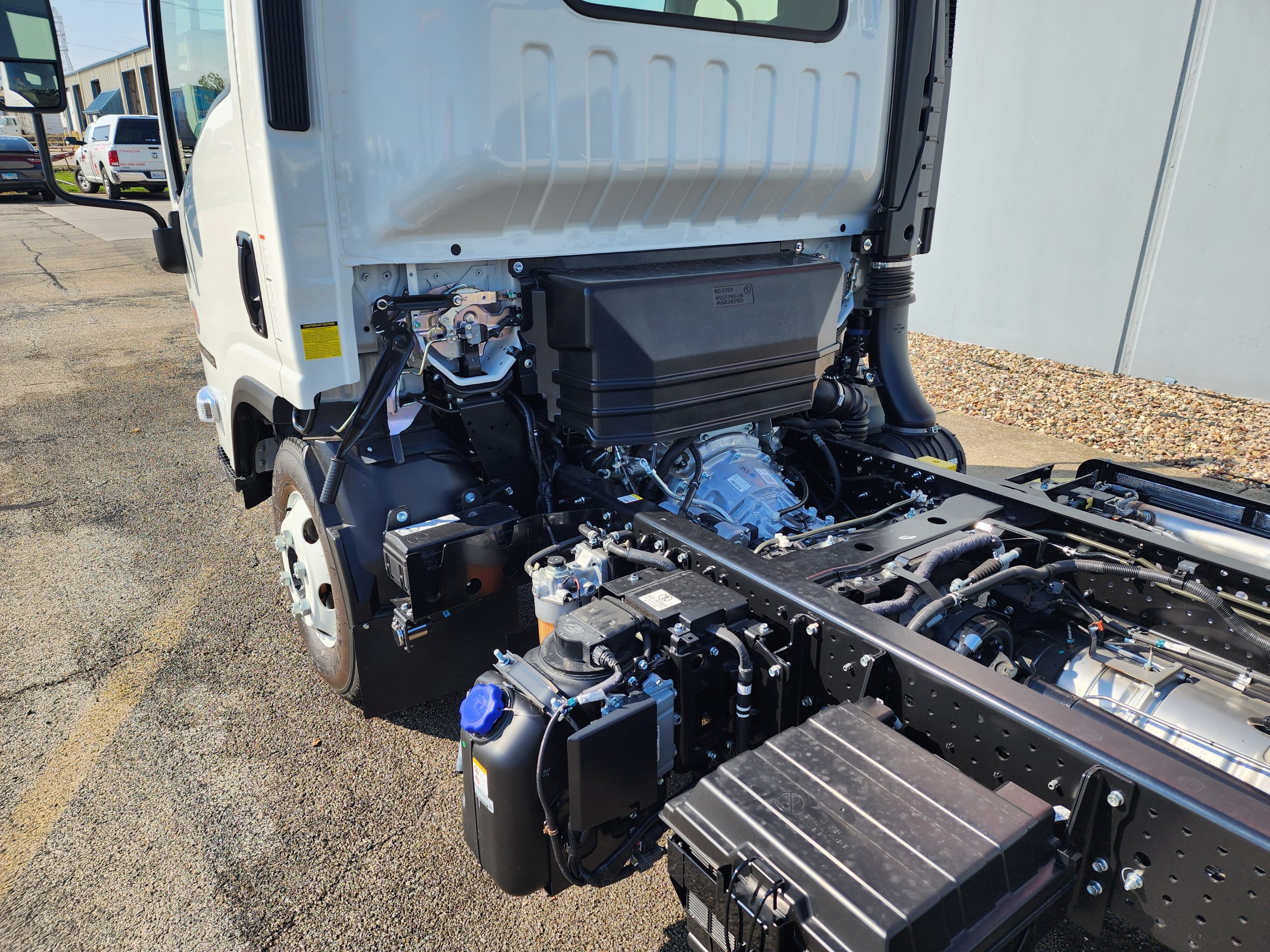 2025 ISUZU NPR - image 3 of 6