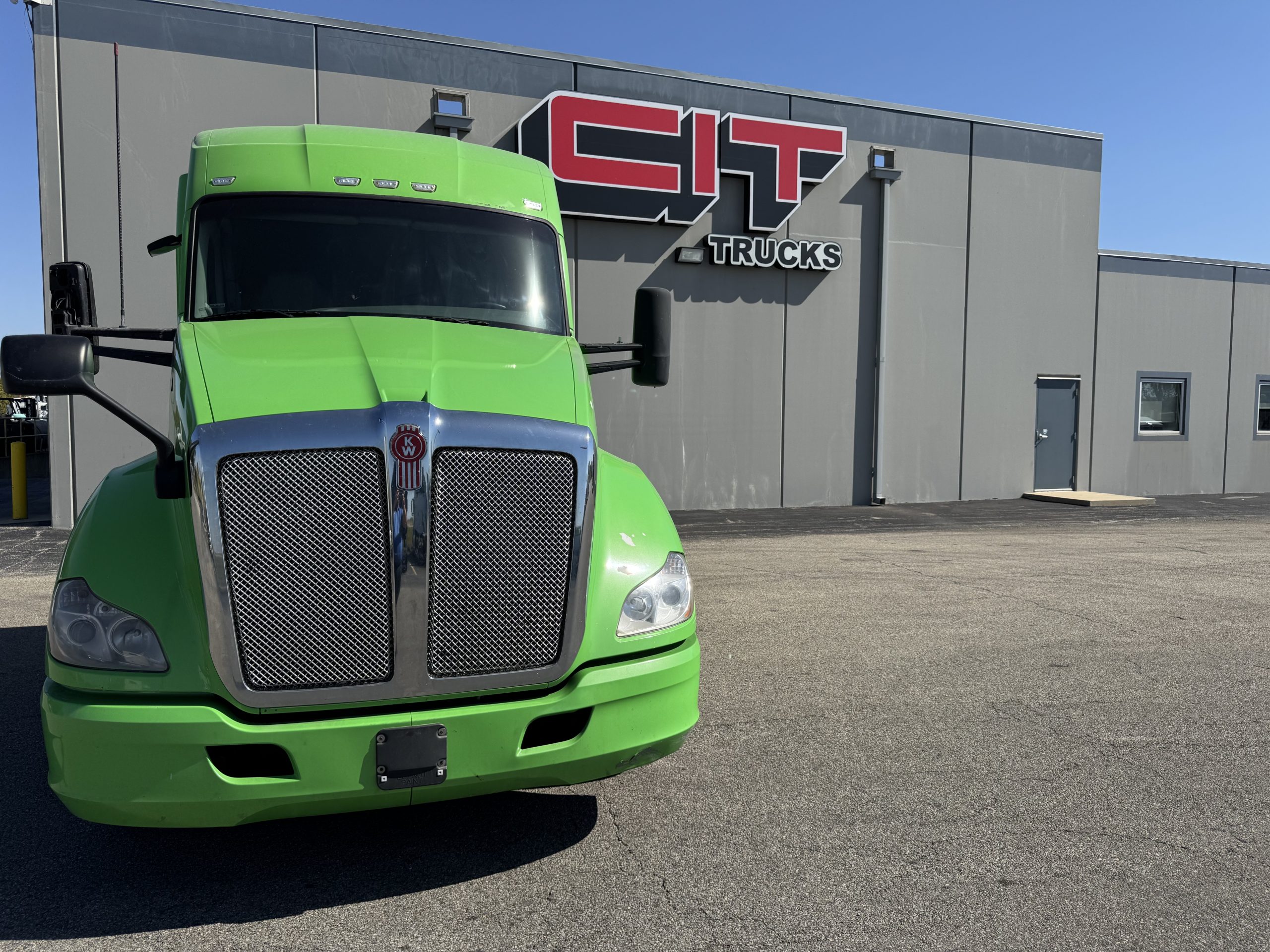 2018 KENWORTH T680 - image 2 of 6