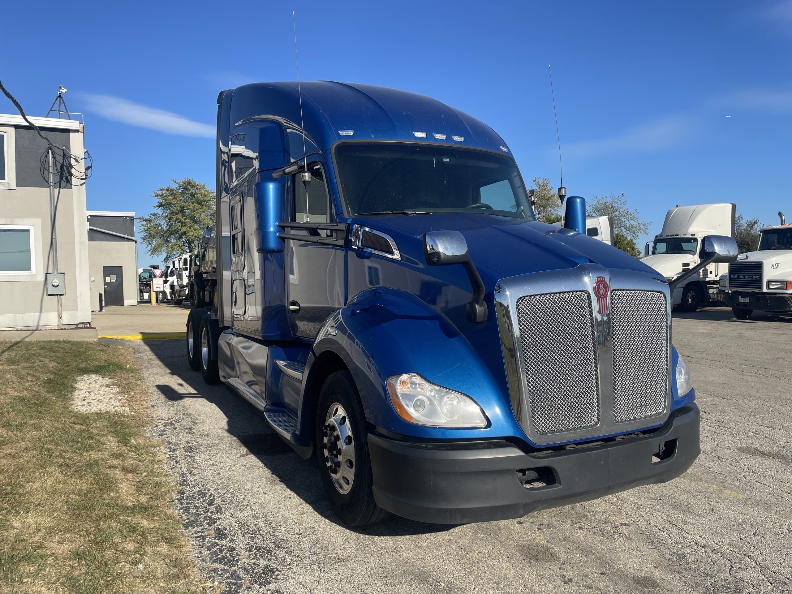 2020 KENWORTH T680 - image 2 of 6