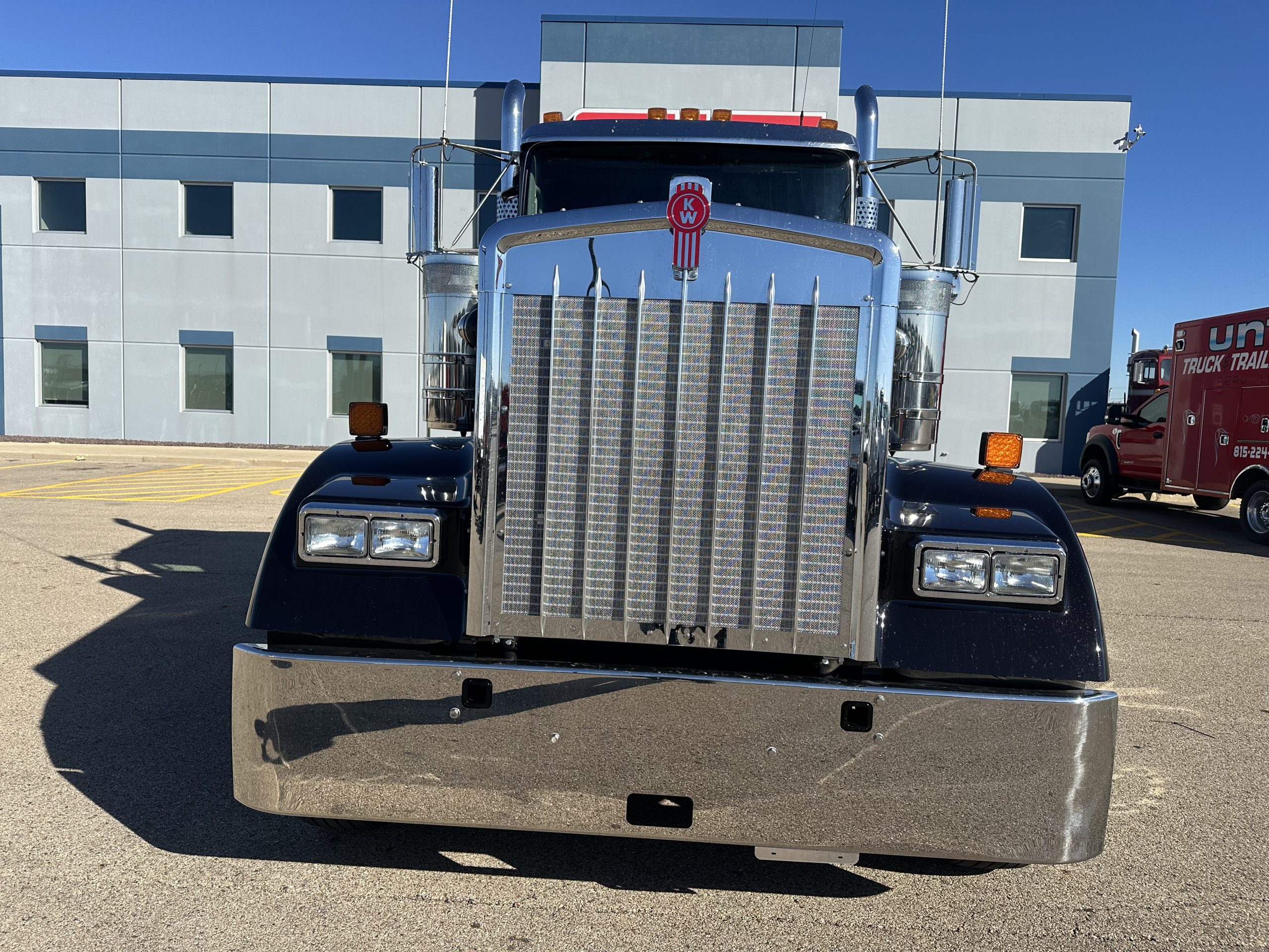 2025 KENWORTH W900L - image 2 of 6