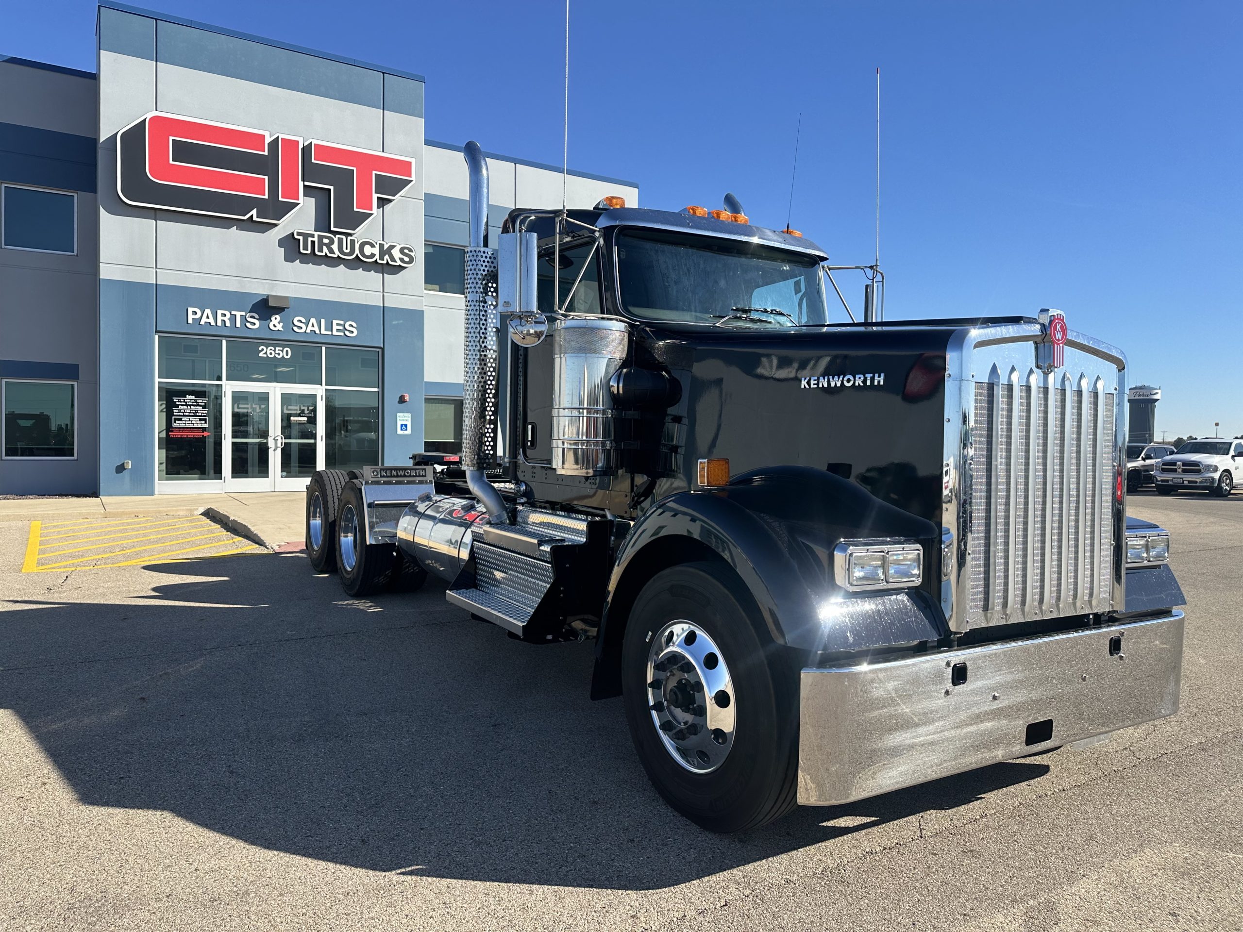 2025 KENWORTH W900L - image 3 of 6