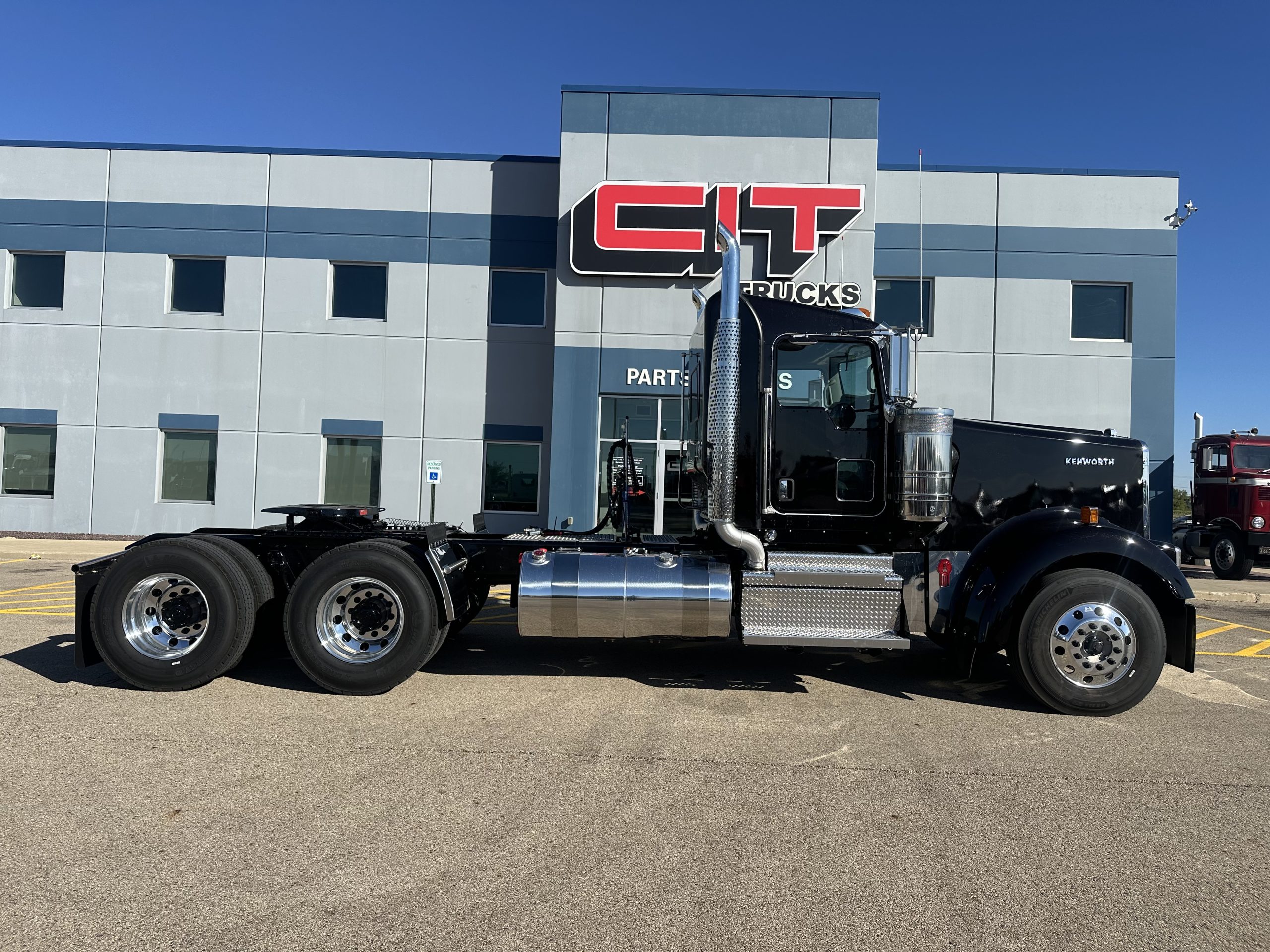 2025 KENWORTH W900L - image 4 of 6