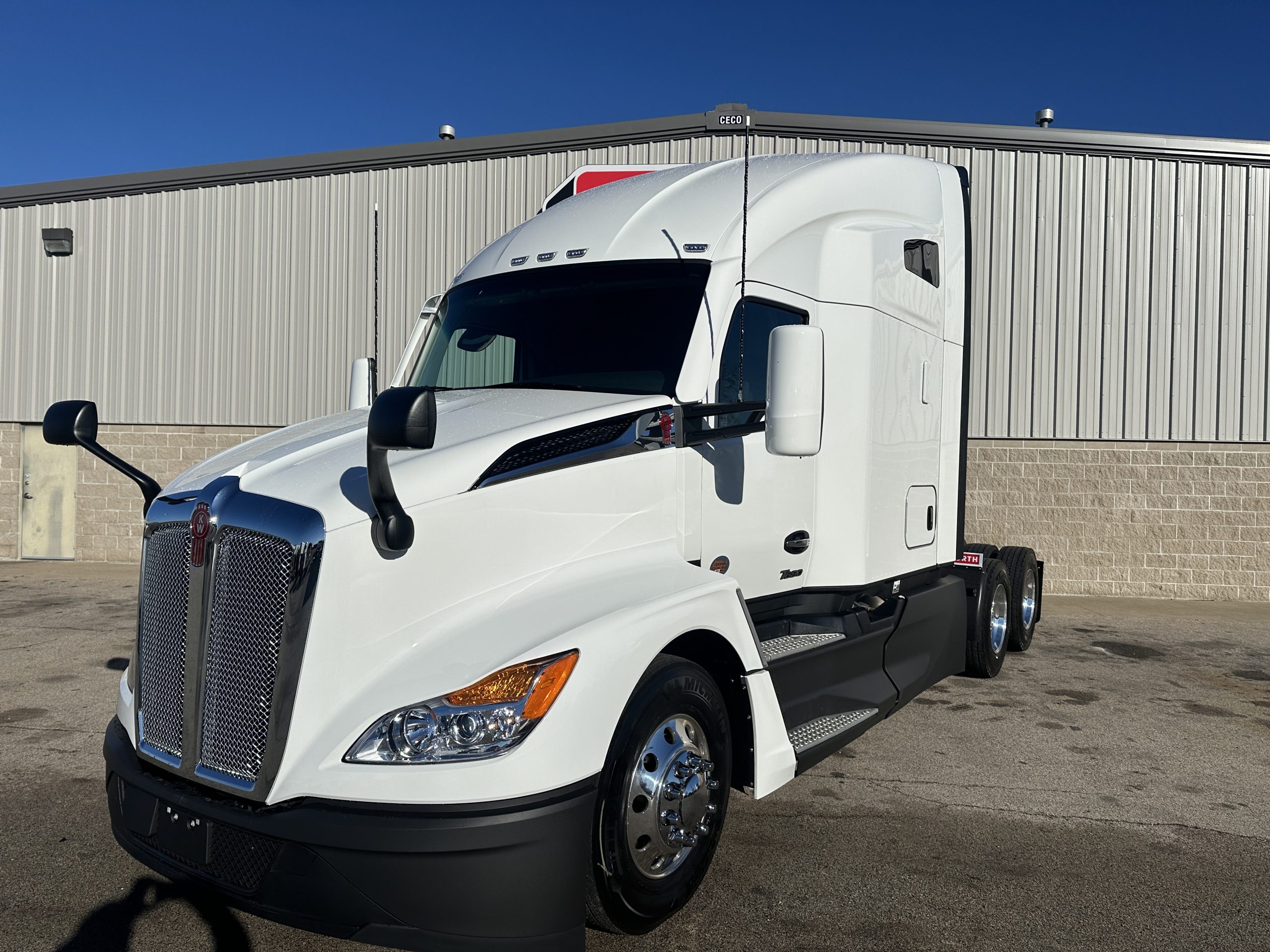 2025 KENWORTH T680 - image 1 of 6