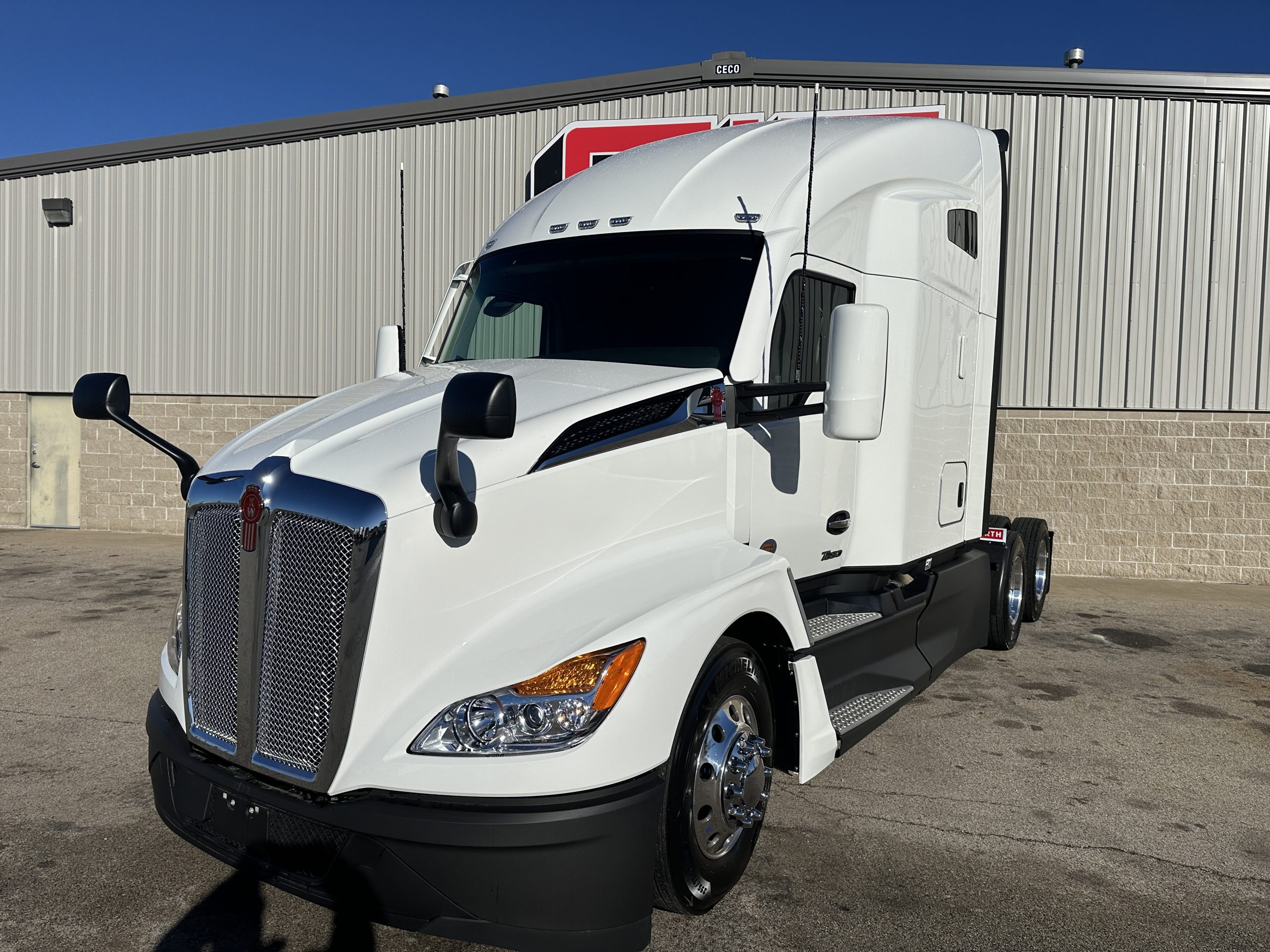 2025 KENWORTH T680 - image 1 of 6