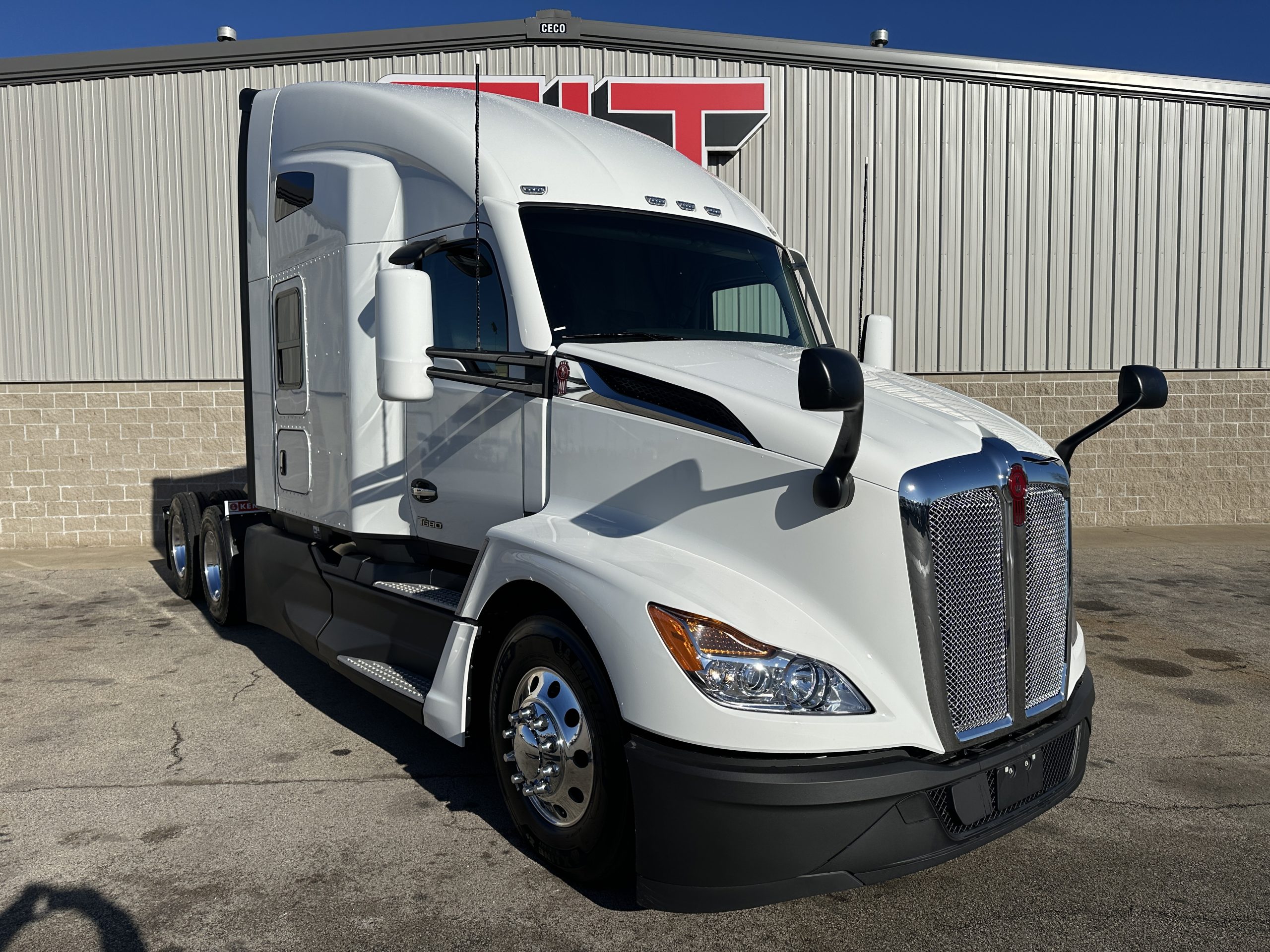 2025 KENWORTH T680 - image 3 of 6