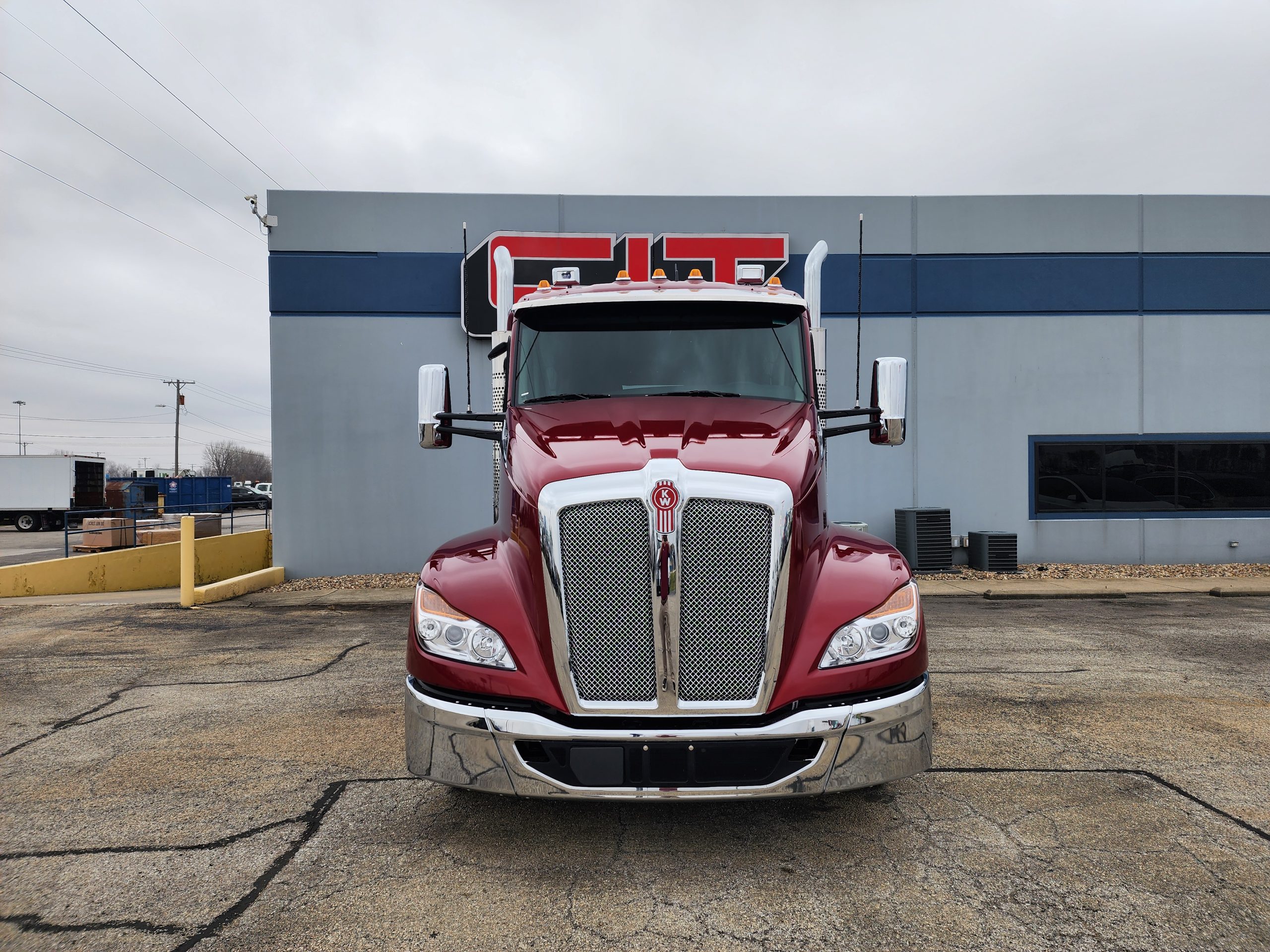 2025 KENWORTH T680 - image 2 of 6