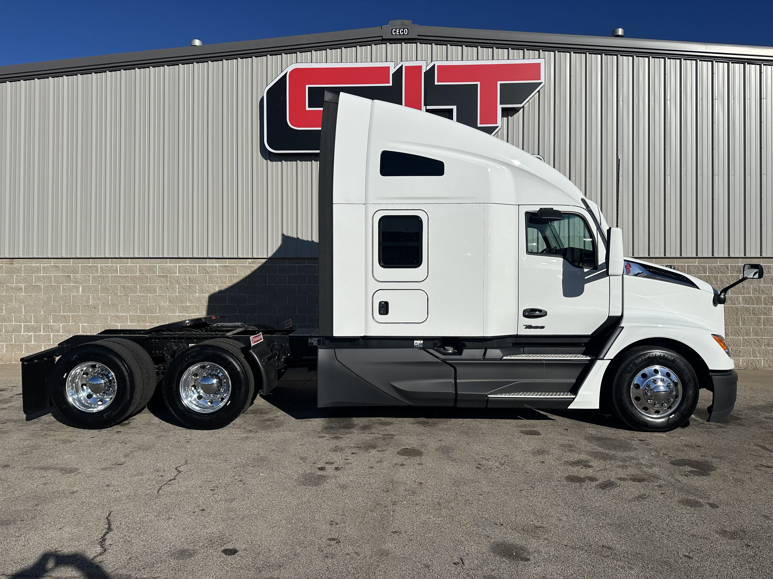 2025 KENWORTH T680 - image 4 of 6