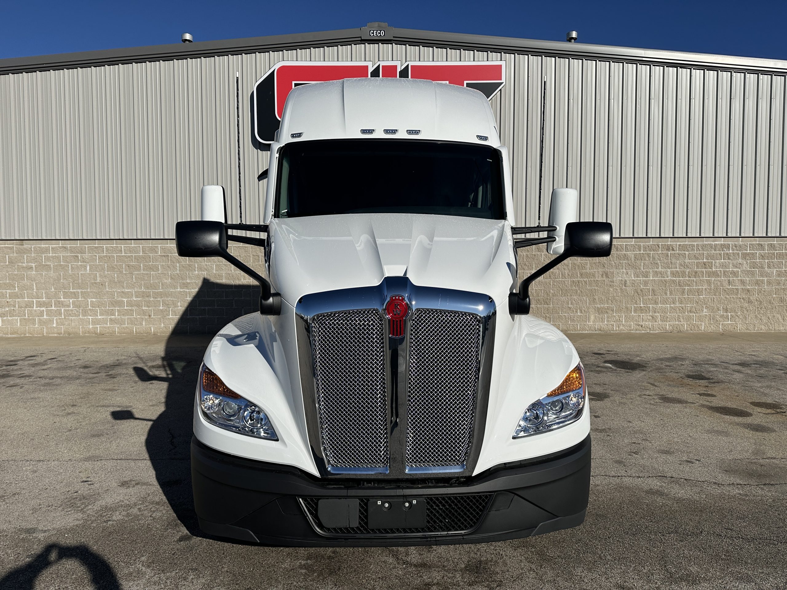 2025 KENWORTH T680 - image 2 of 6