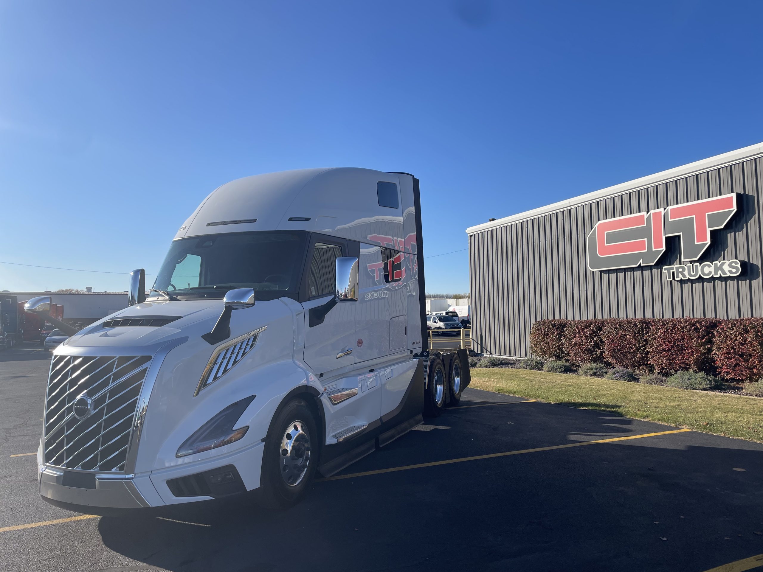 2025 VOLVO VNL860 - image 1 of 6