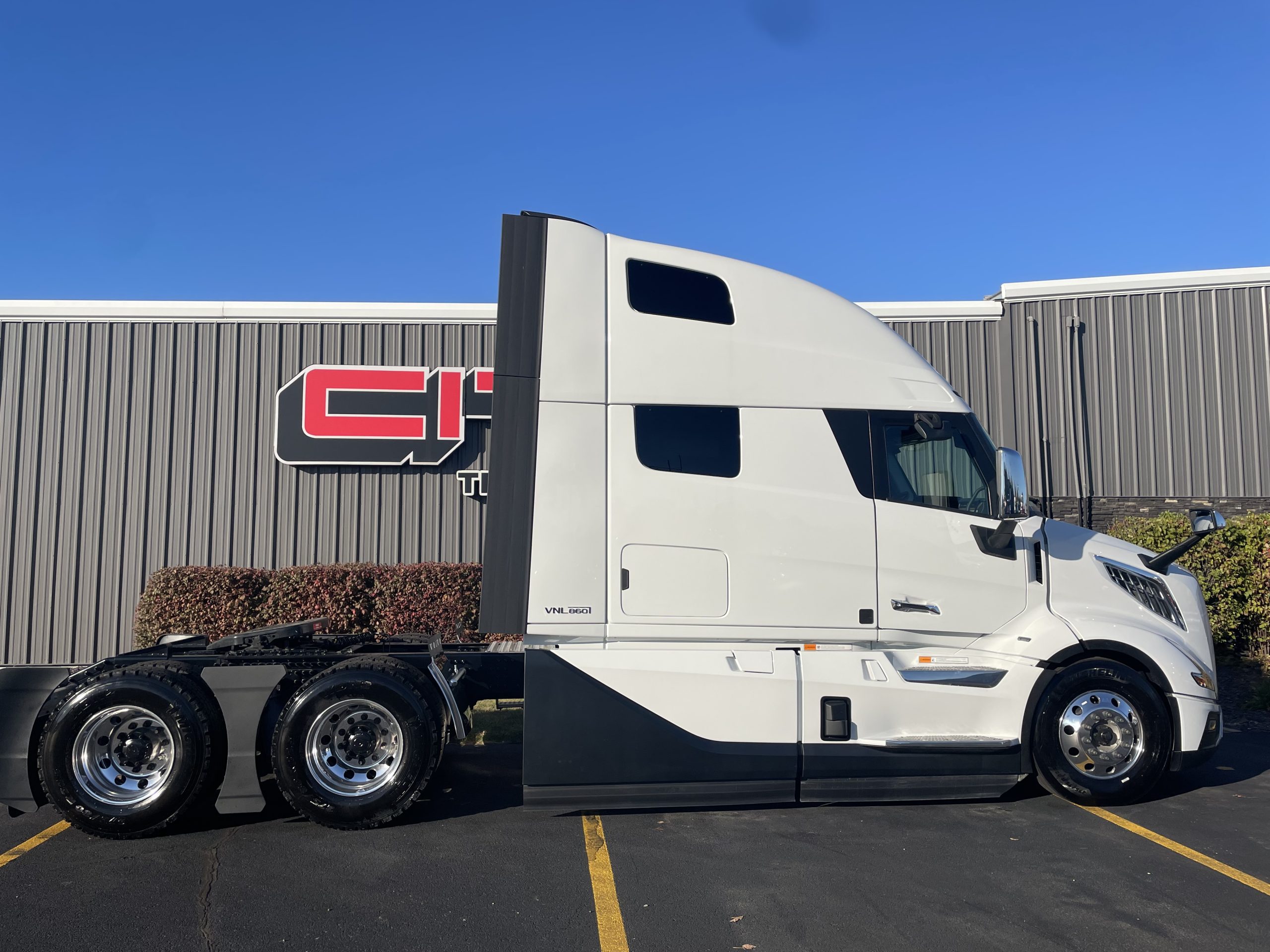 2025 VOLVO VNL860 - image 6 of 6