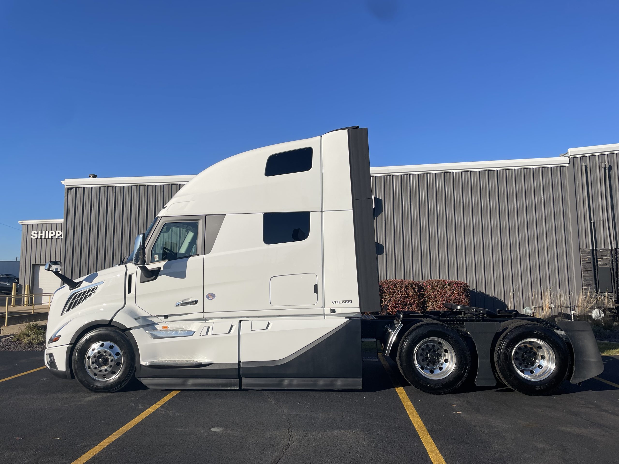 2025 VOLVO VNL860 - image 2 of 6