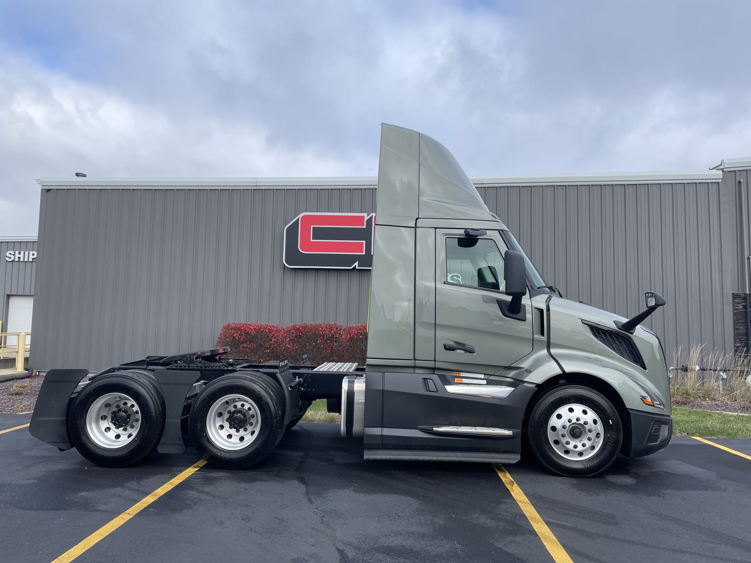 2025 VOLVO VNL64T300 - image 4 of 6