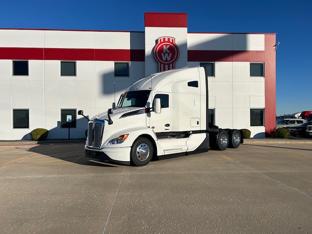 2025 KENWORTH T680 - image 1 of 6