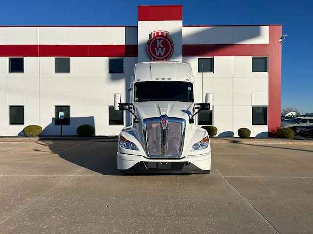 2025 KENWORTH T680 - image 2 of 6