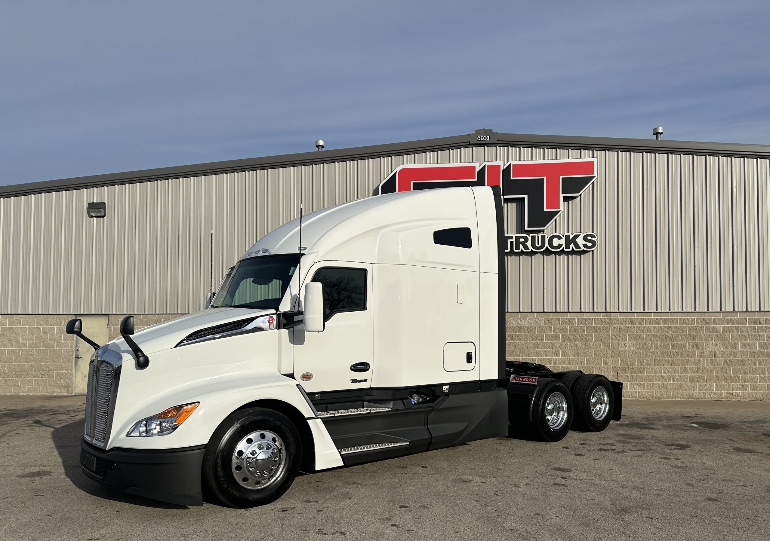 2025 KENWORTH T680 - image 1 of 6