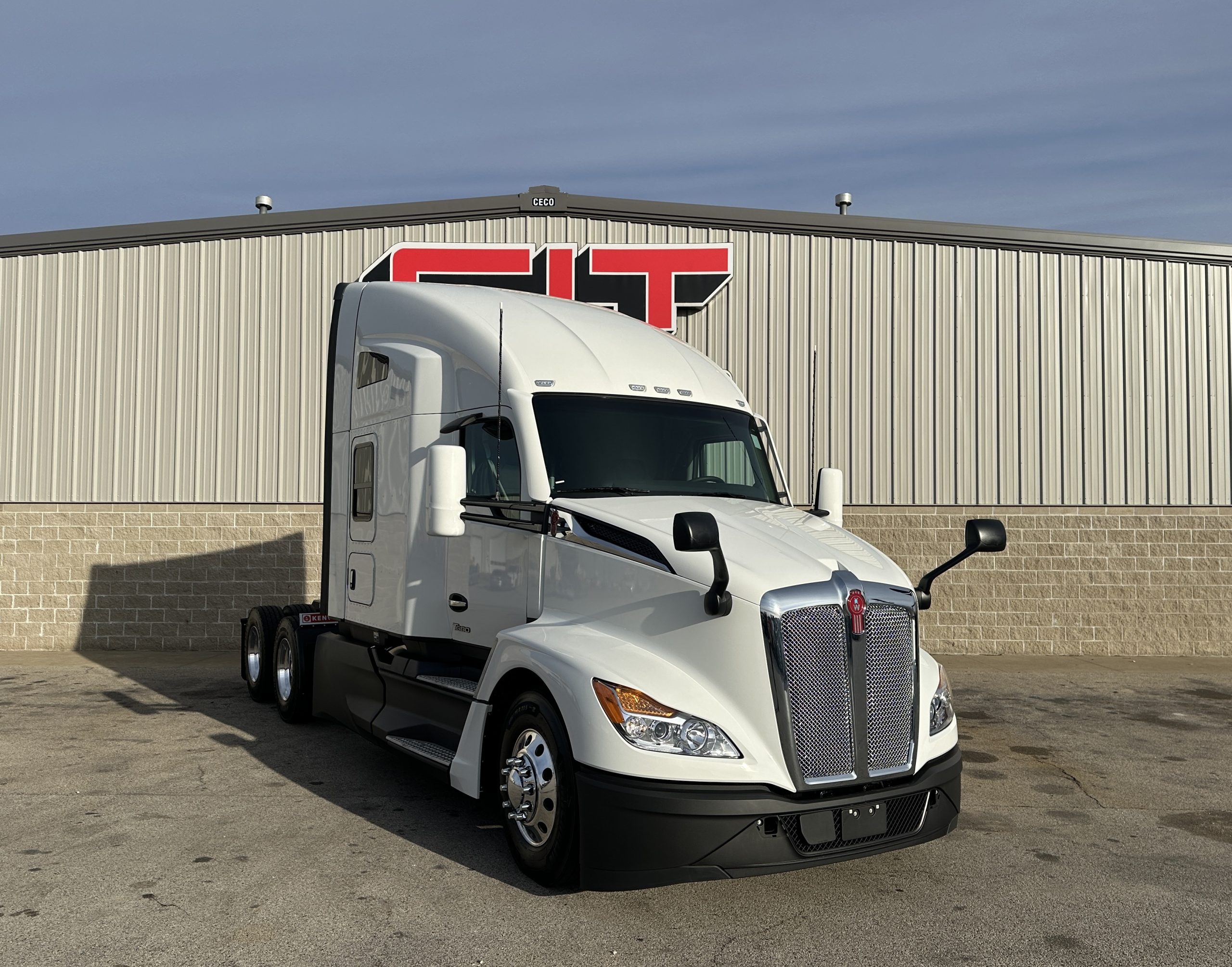 2025 KENWORTH T680 - image 3 of 6