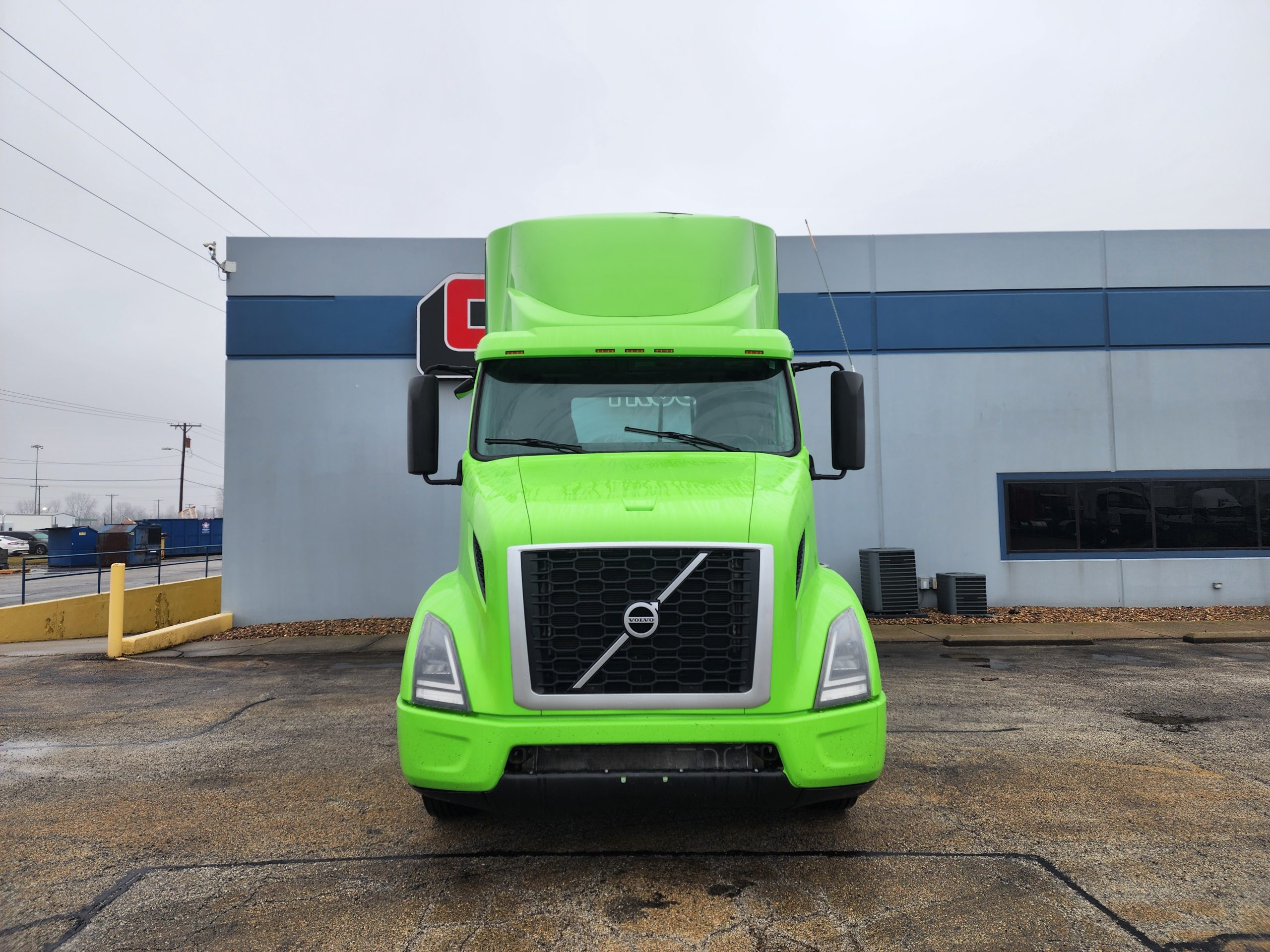 2019 VOLVO VNR300 - image 2 of 6