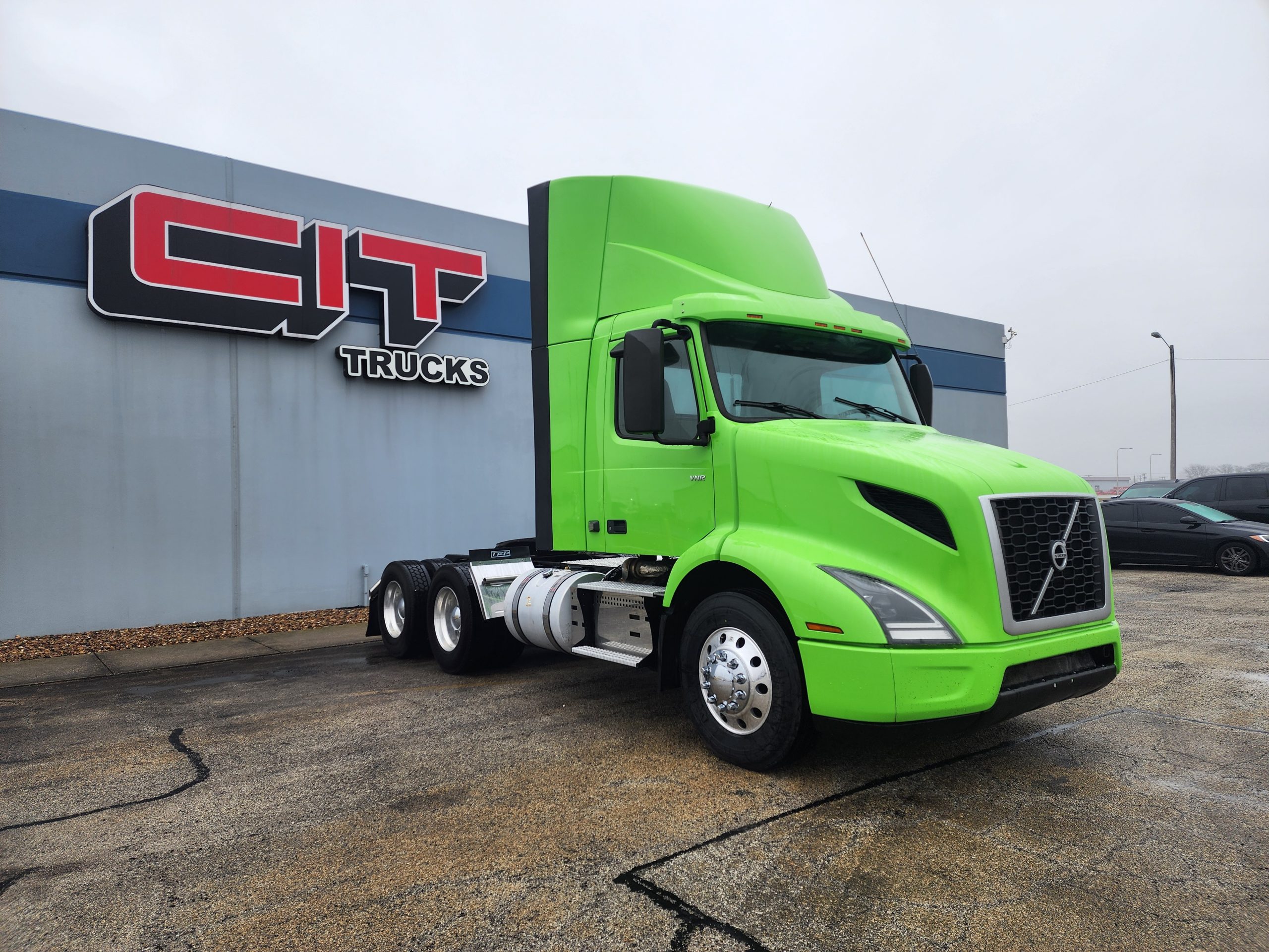 2019 VOLVO VNR300 - image 3 of 6