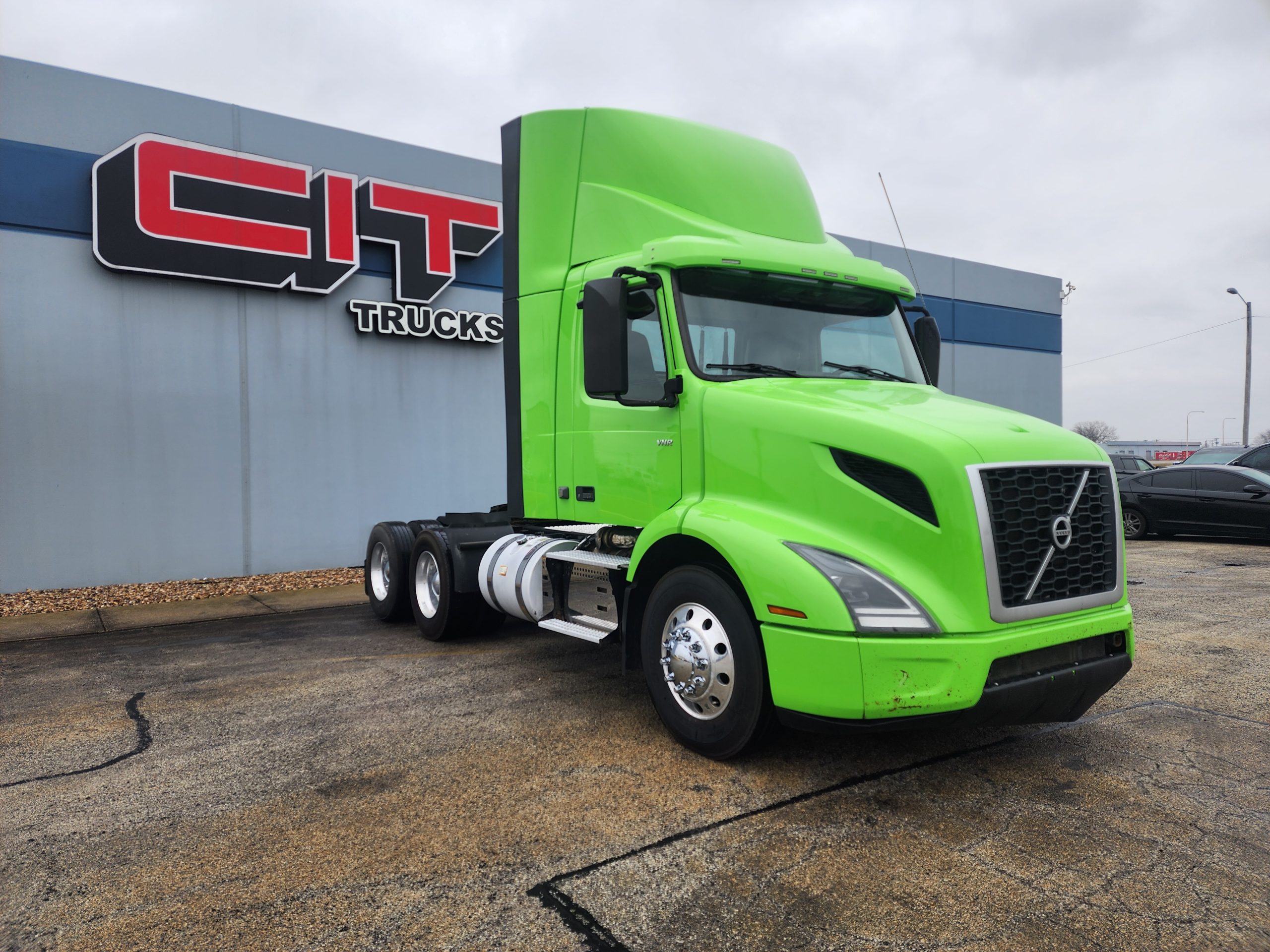 2019 VOLVO VNR300 - image 3 of 6