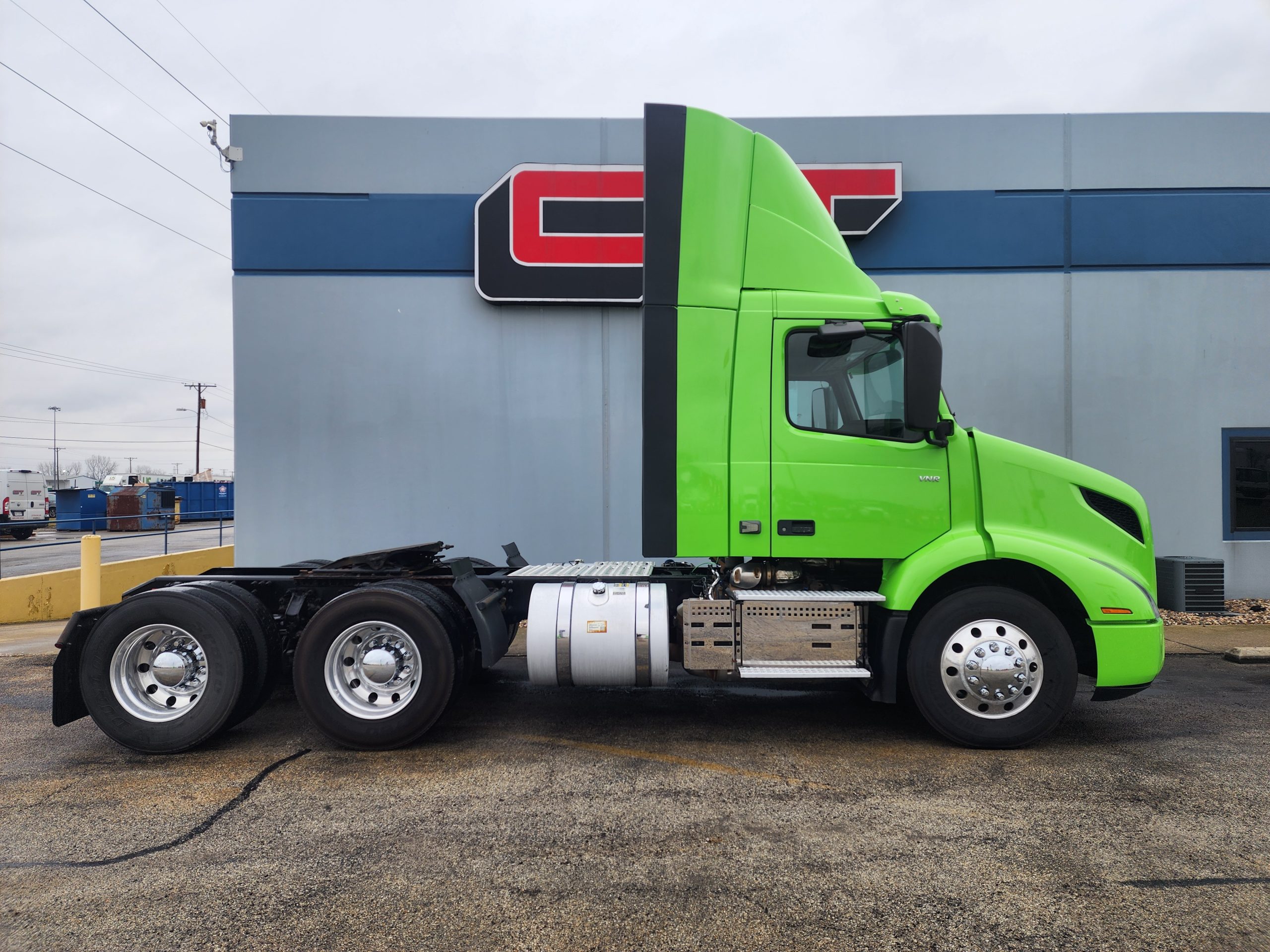 2019 VOLVO VNR300 - image 4 of 6