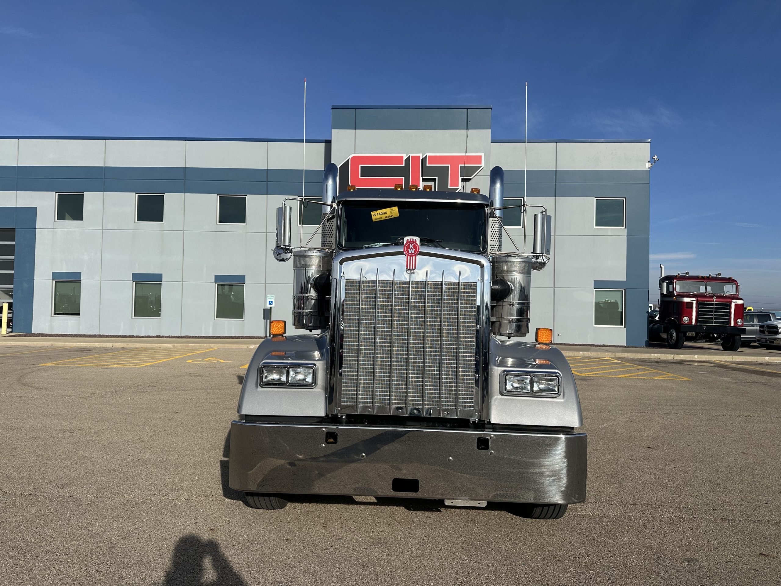 2025 KENWORTH W900L - image 2 of 6