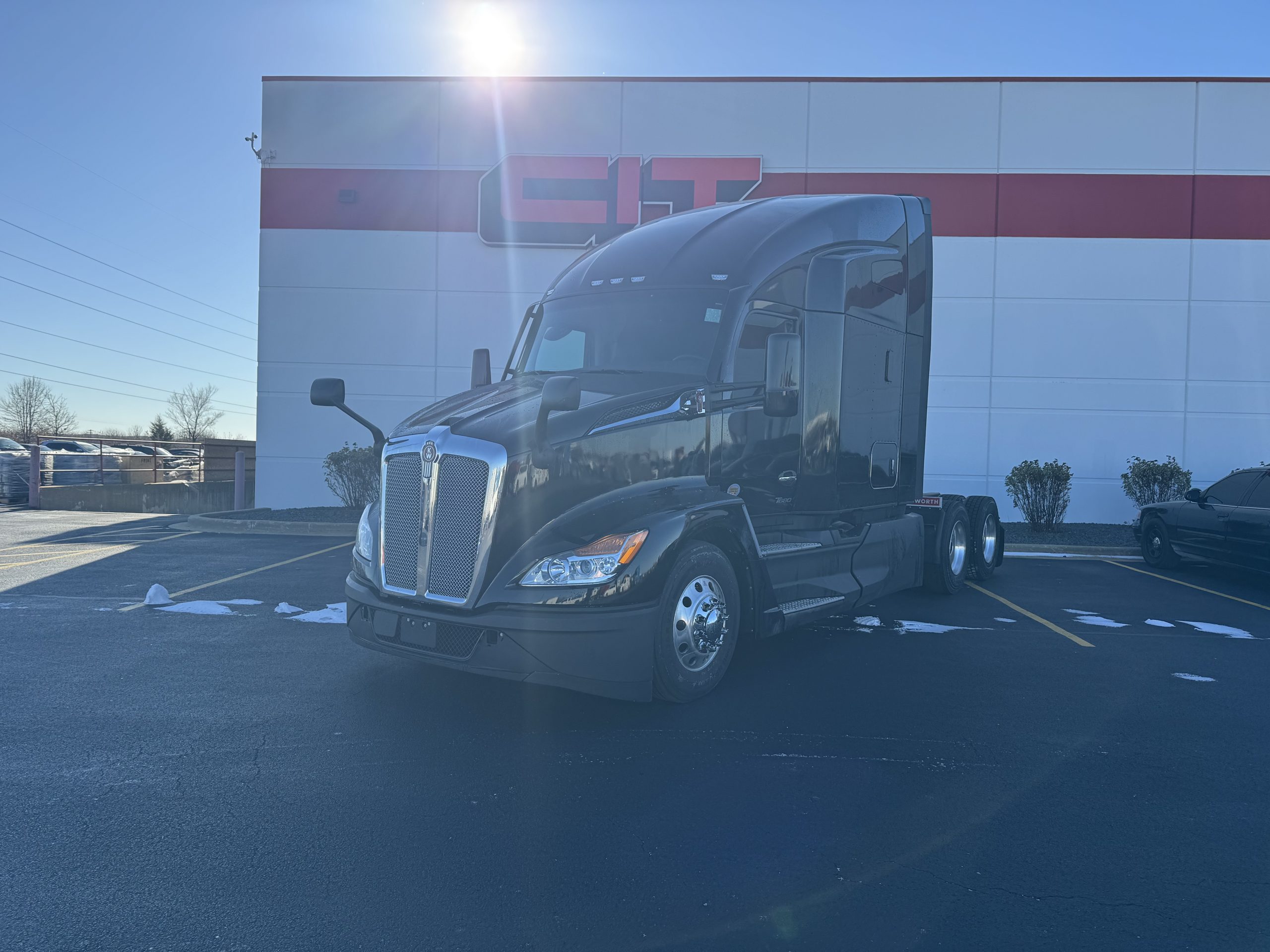 2025 KENWORTH T680 - image 1 of 6