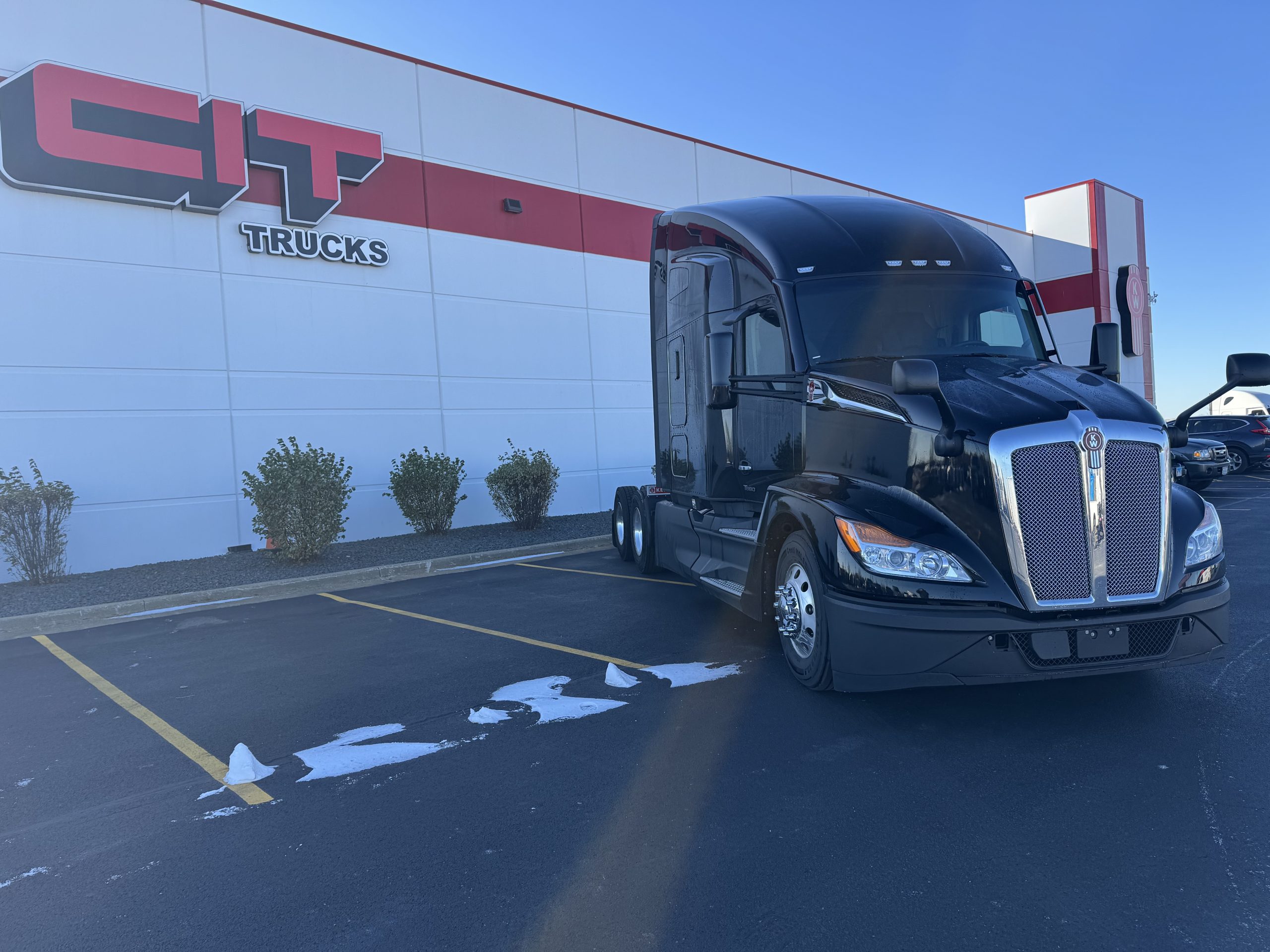 2025 KENWORTH T680 - image 2 of 6