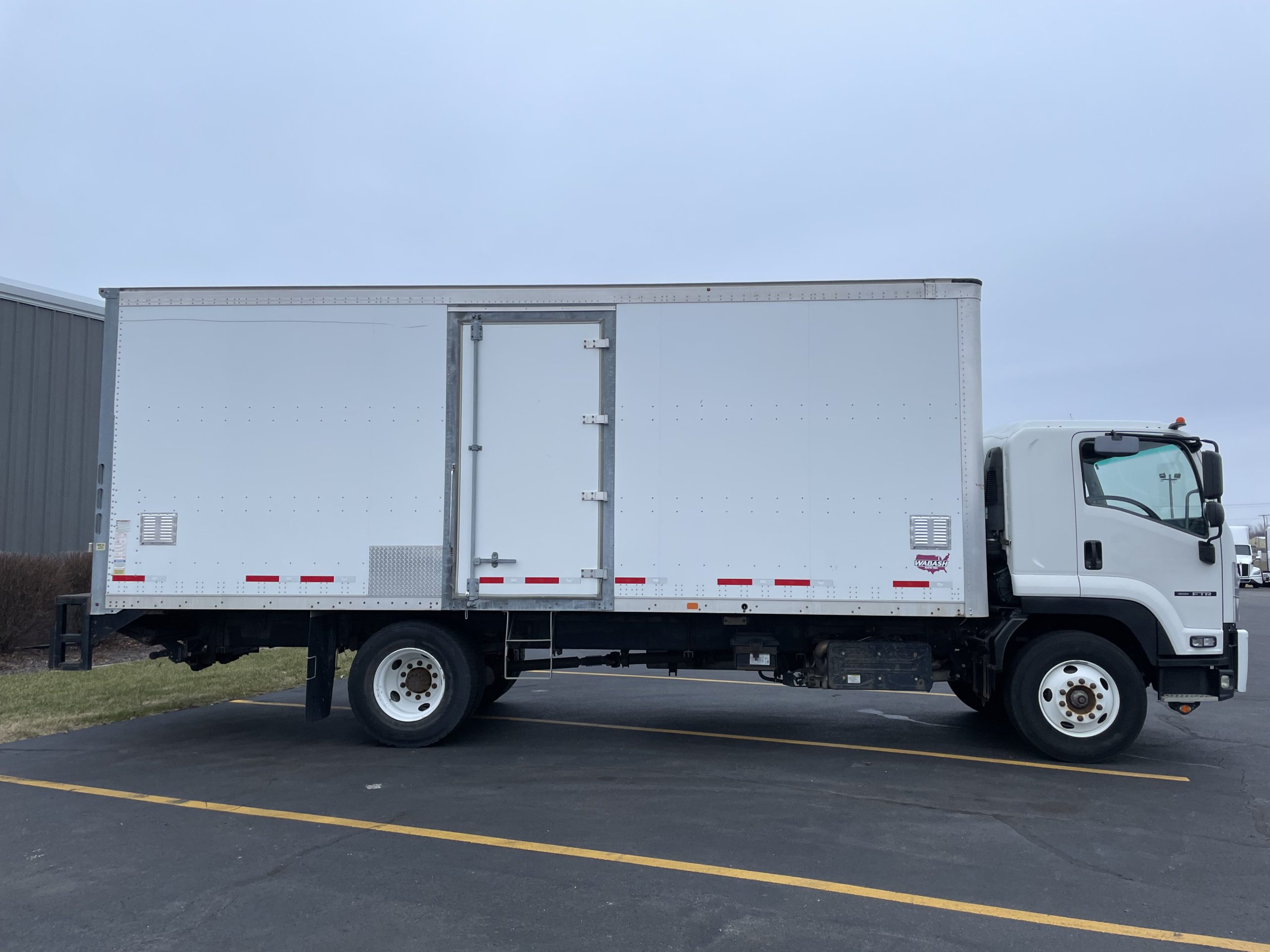 2019 ISUZU FTR - image 6 of 6