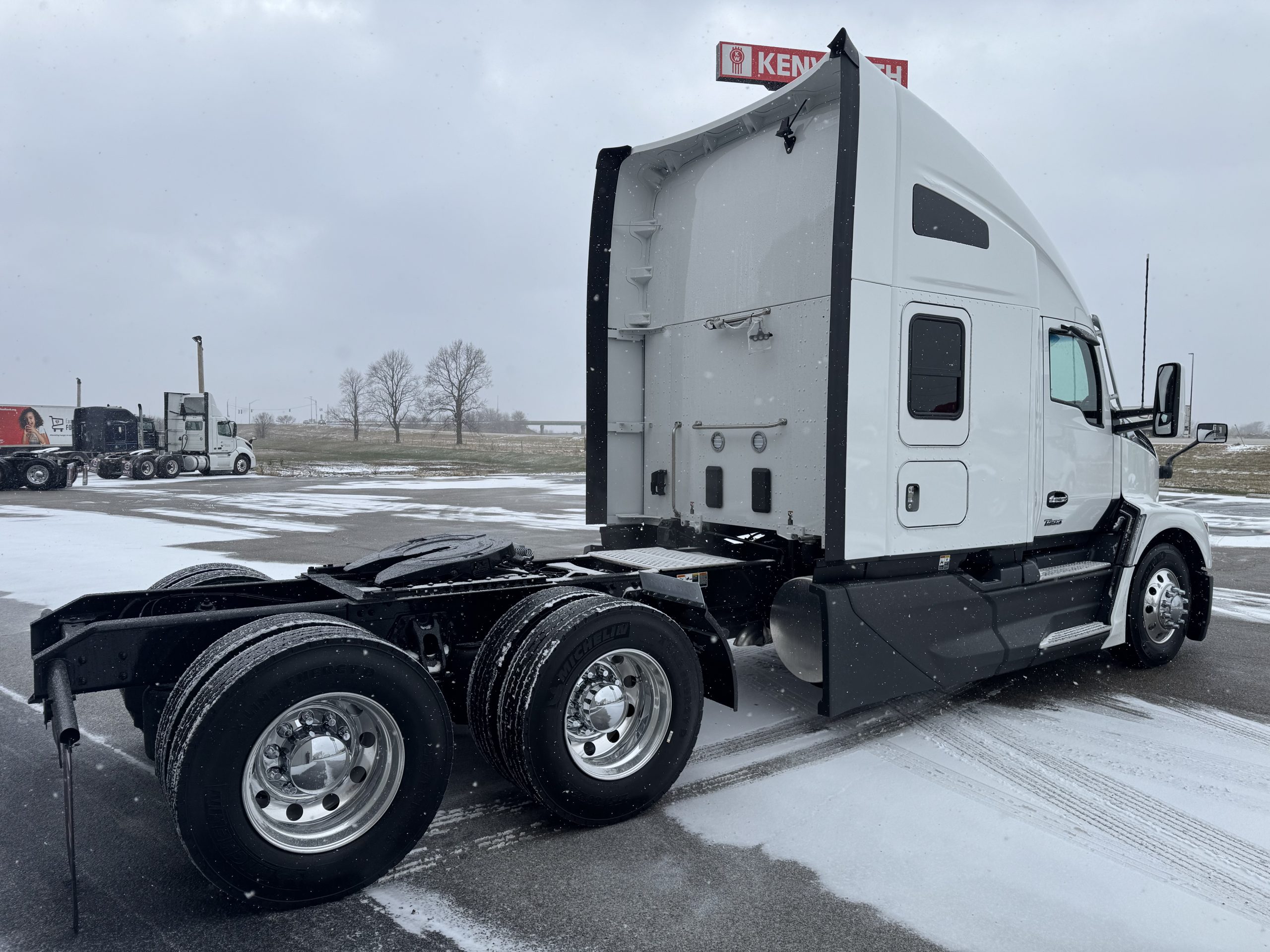 2025 KENWORTH T680 - image 3 of 6