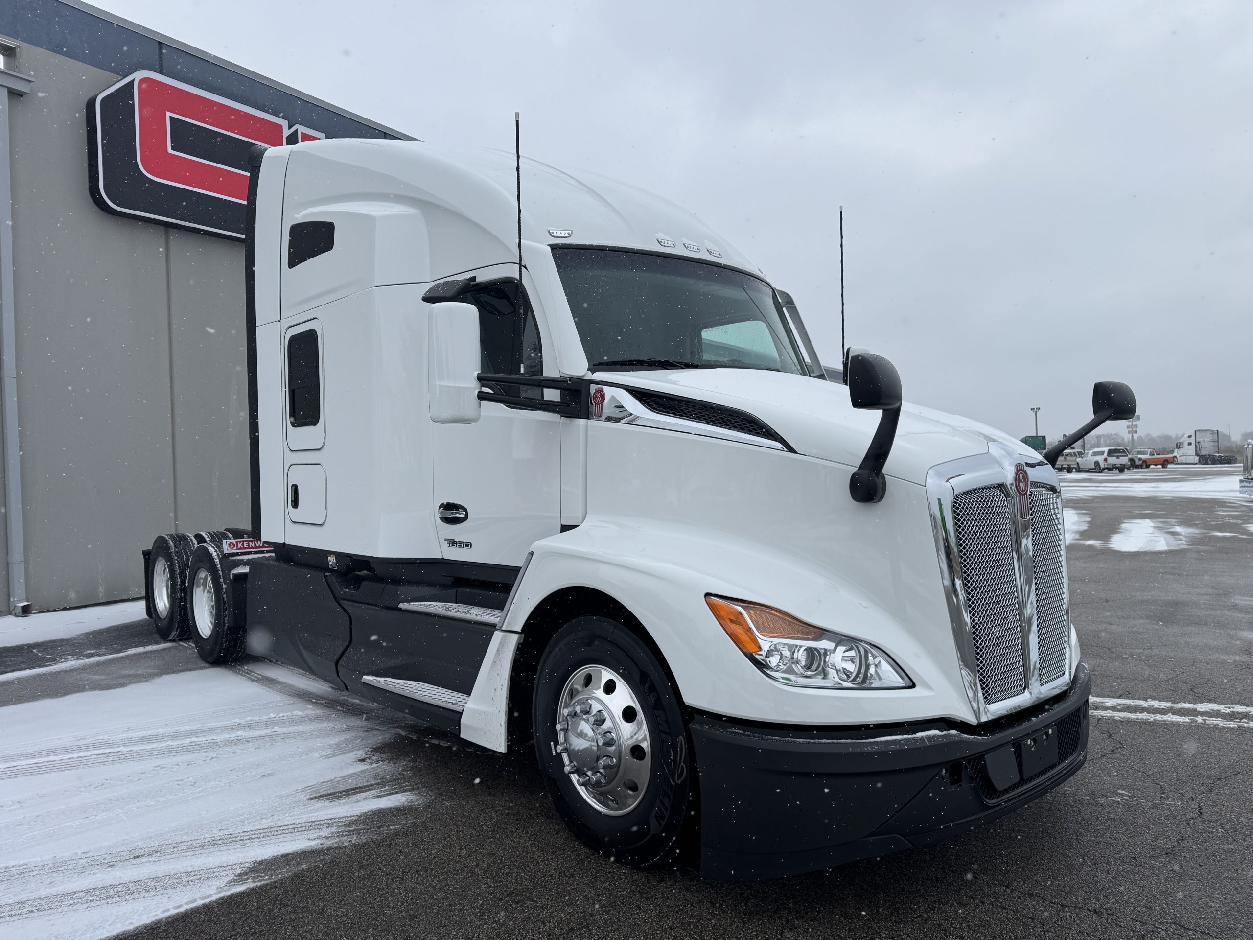 2025 KENWORTH T680 - image 2 of 6