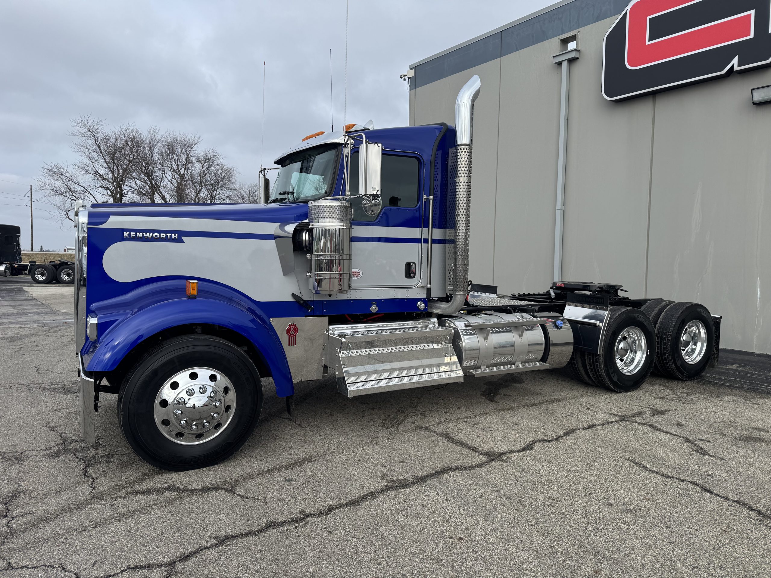 2025 KENWORTH W900L - image 5 of 6