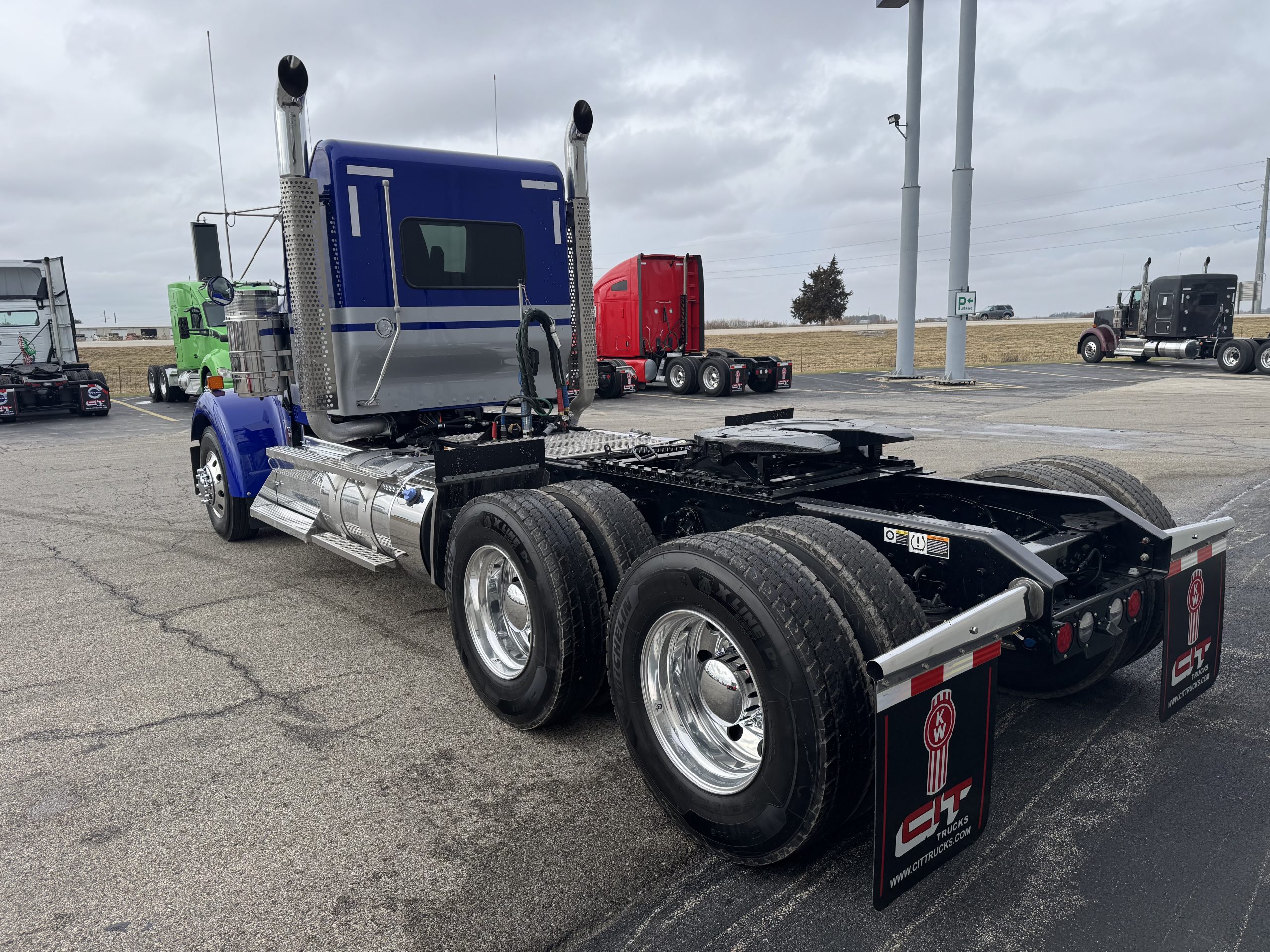 2025 KENWORTH W900L - image 4 of 6