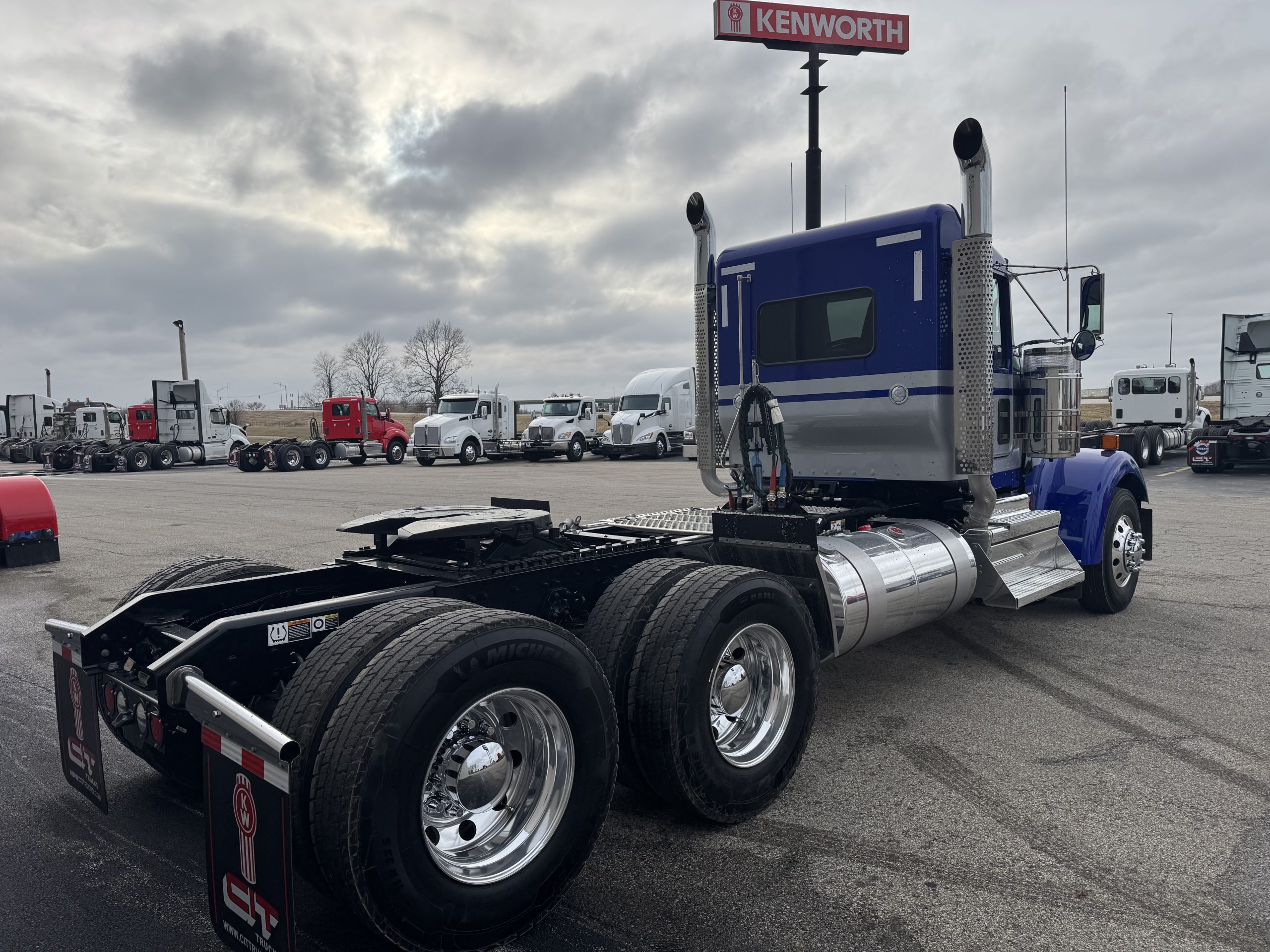 2025 KENWORTH W900L - image 3 of 6