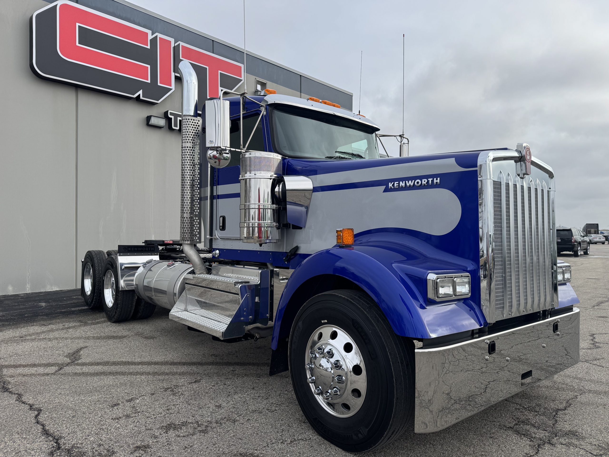 2025 KENWORTH W900L - image 2 of 6