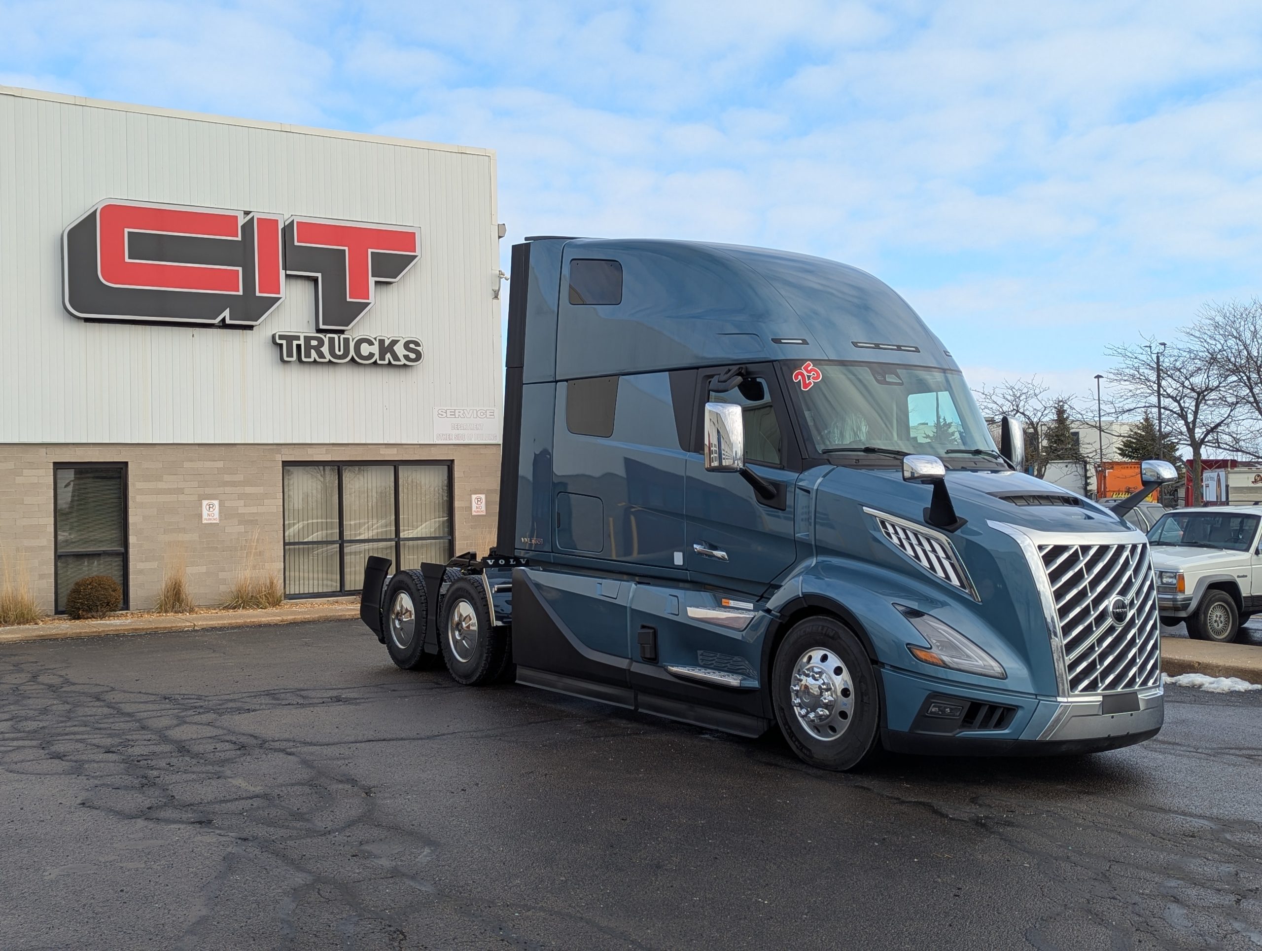 2025 VOLVO VNL860 - image 3 of 6