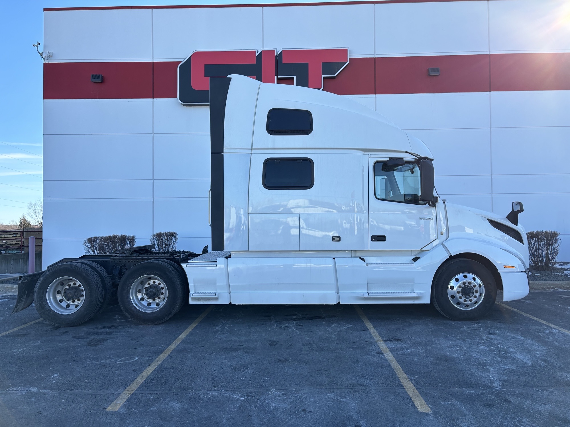 2022 VOLVO VNL860 - image 4 of 6