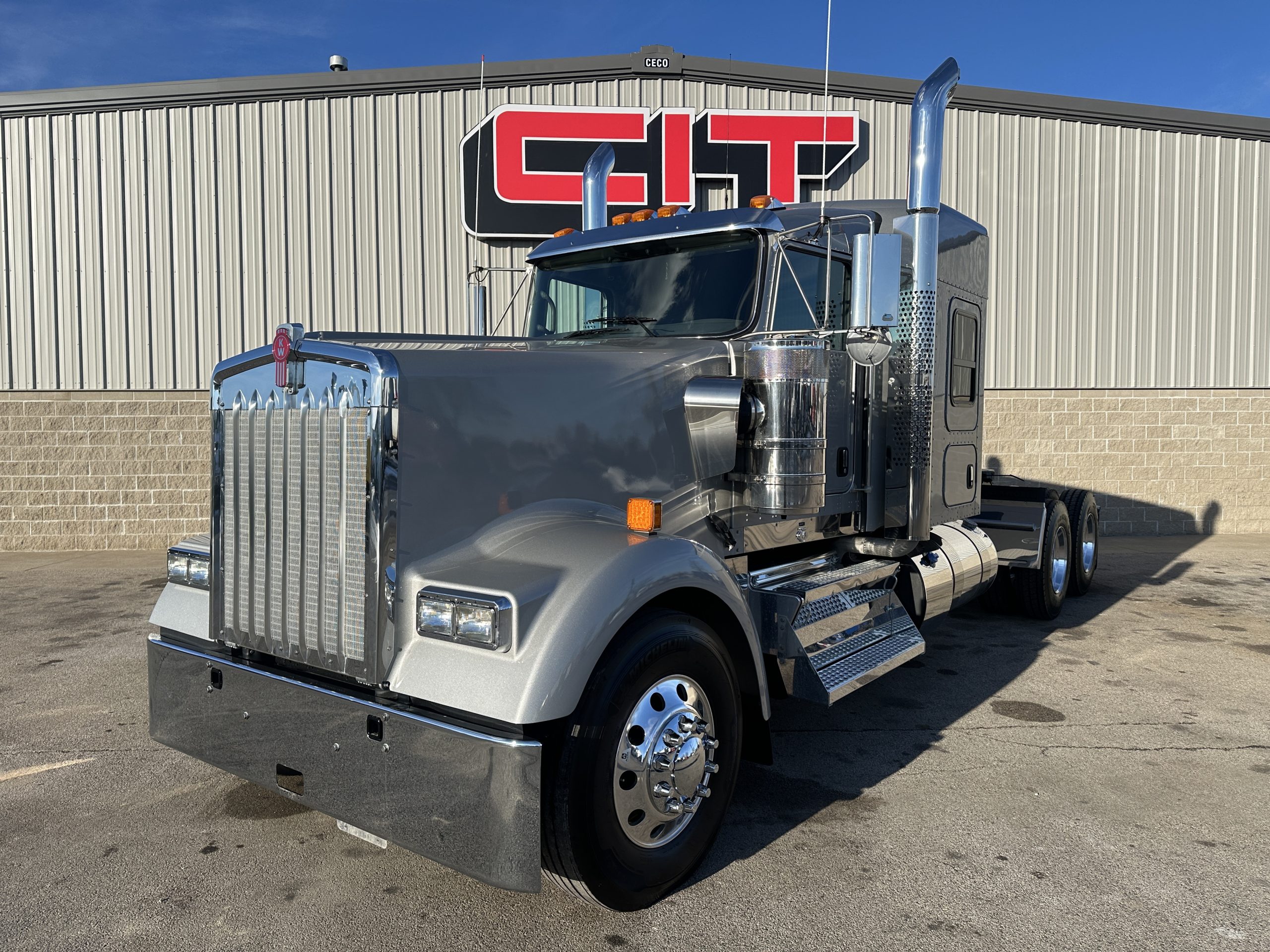 2025 KENWORTH W900L - image 1 of 6