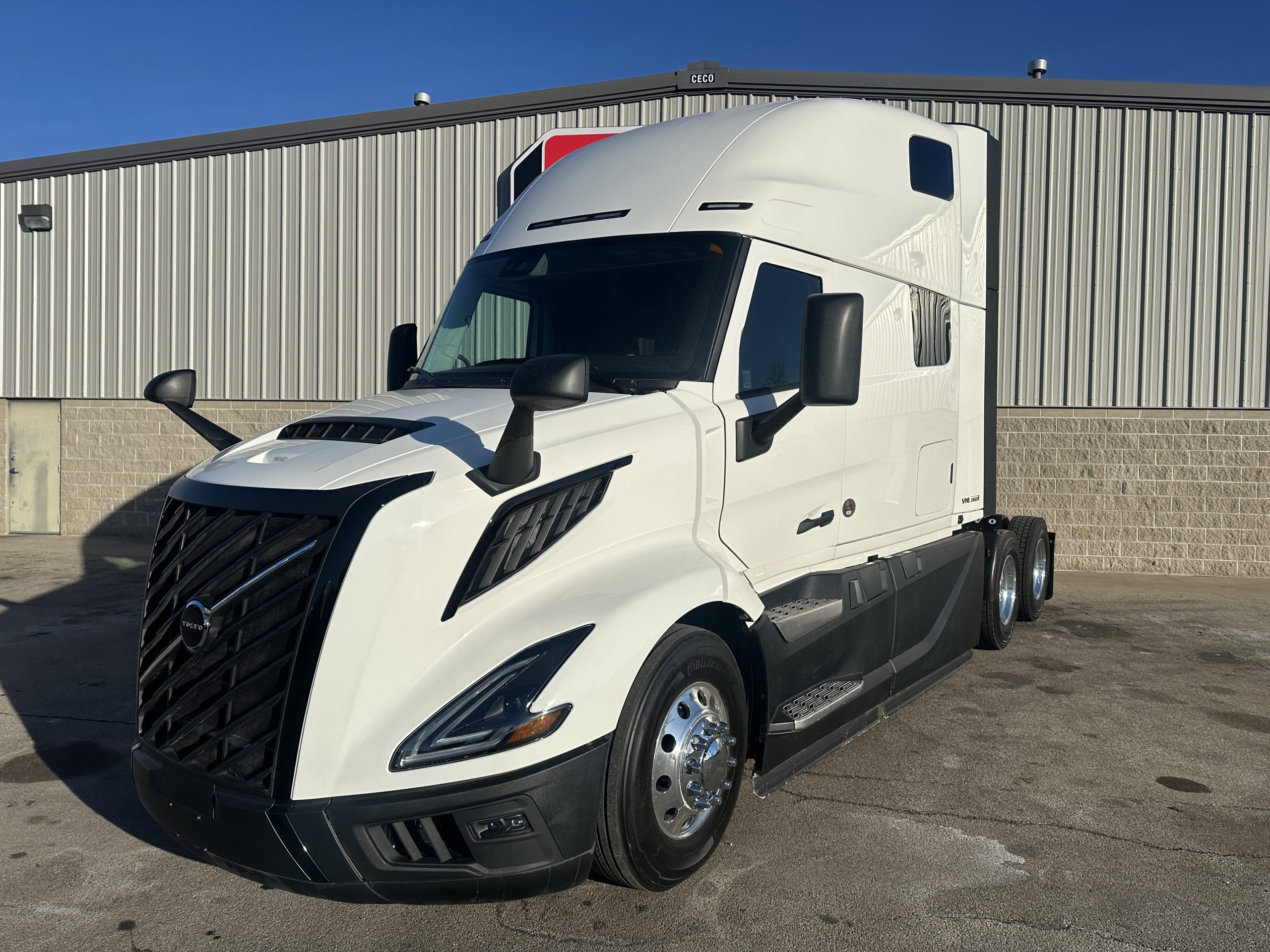 2025 VOLVO VNL860 - image 1 of 6