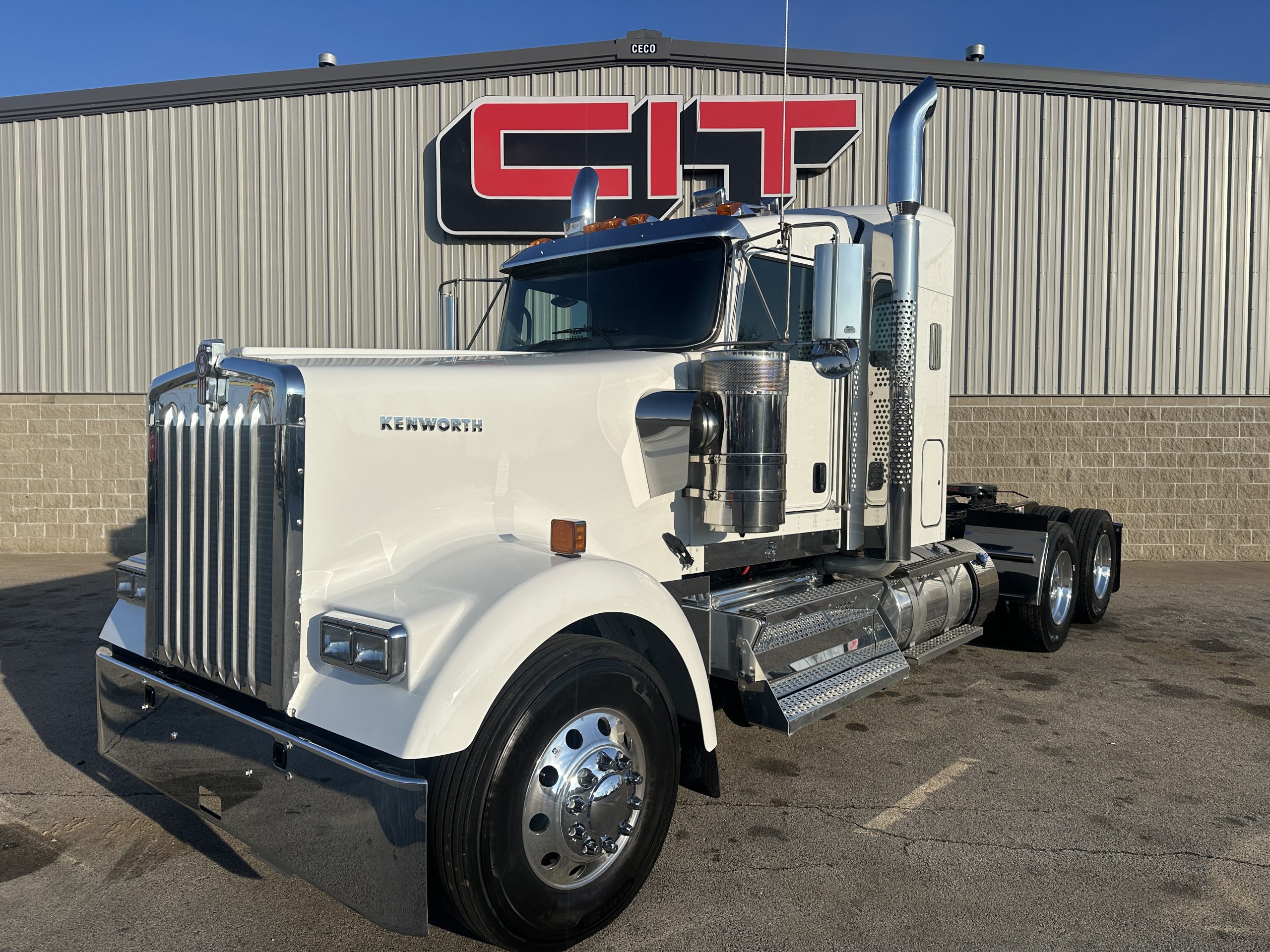 2025 KENWORTH W900L - image 1 of 6