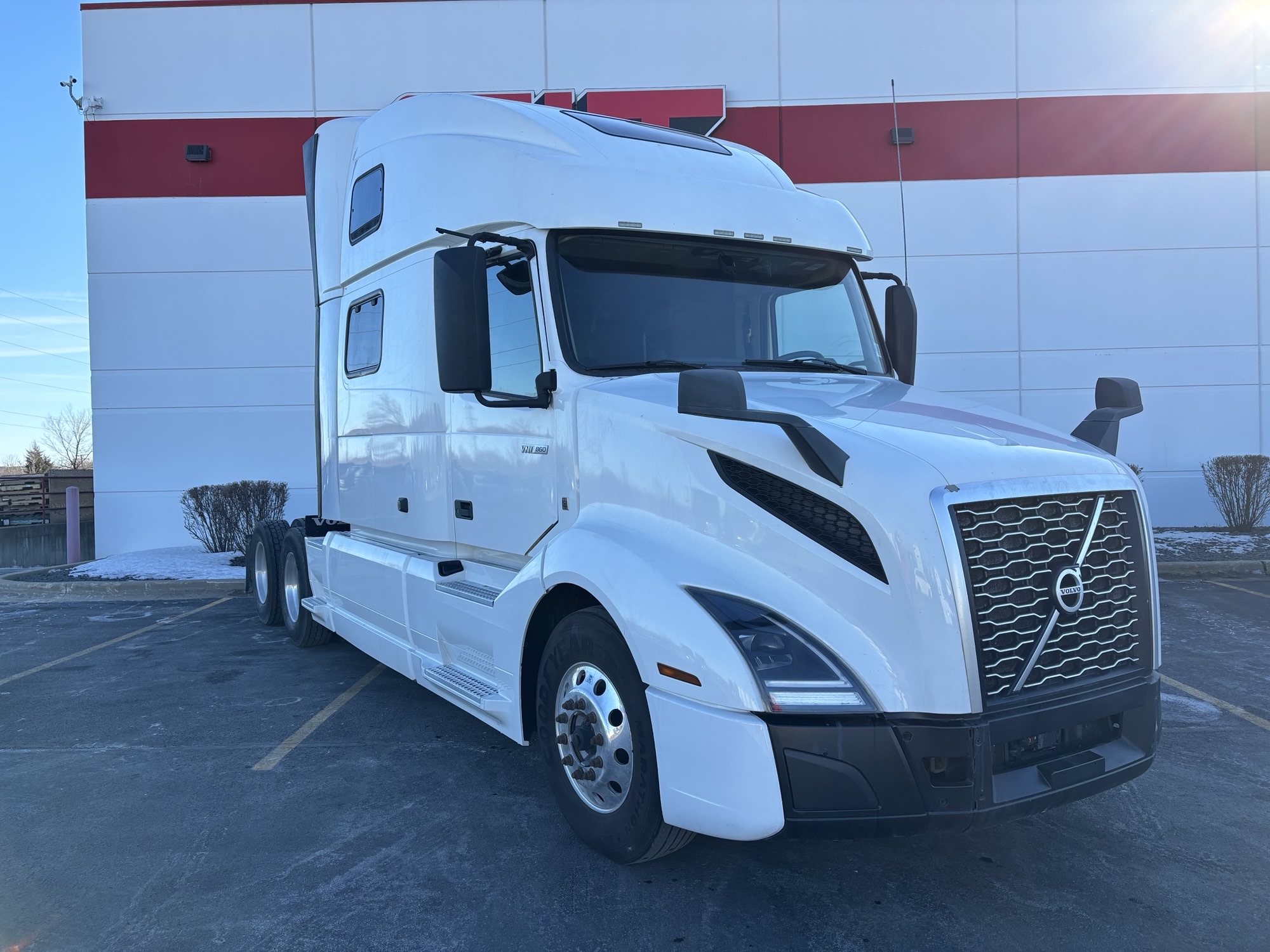 2022 VOLVO VNL860 - image 3 of 6