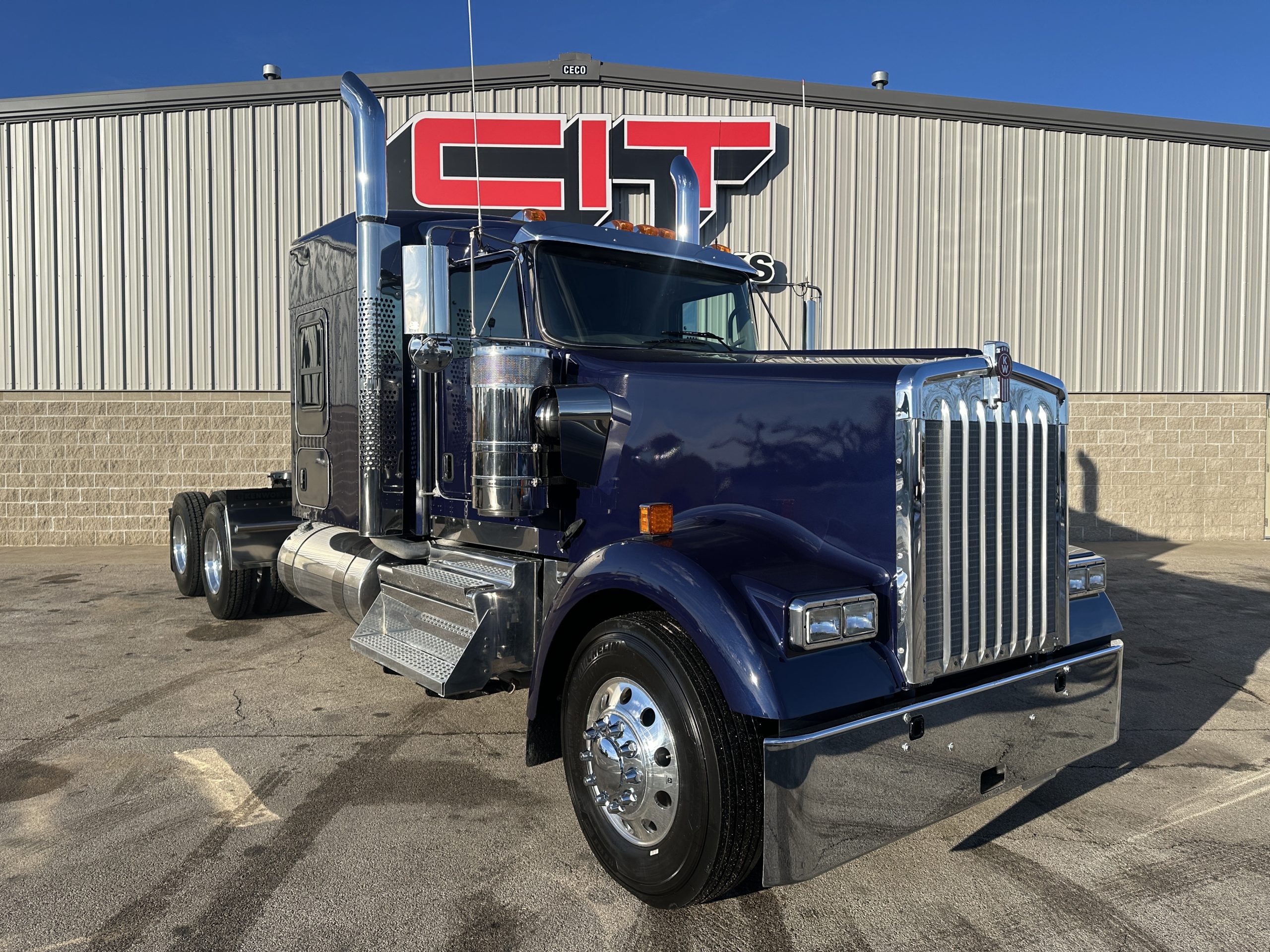 2025 KENWORTH W900L - image 3 of 6