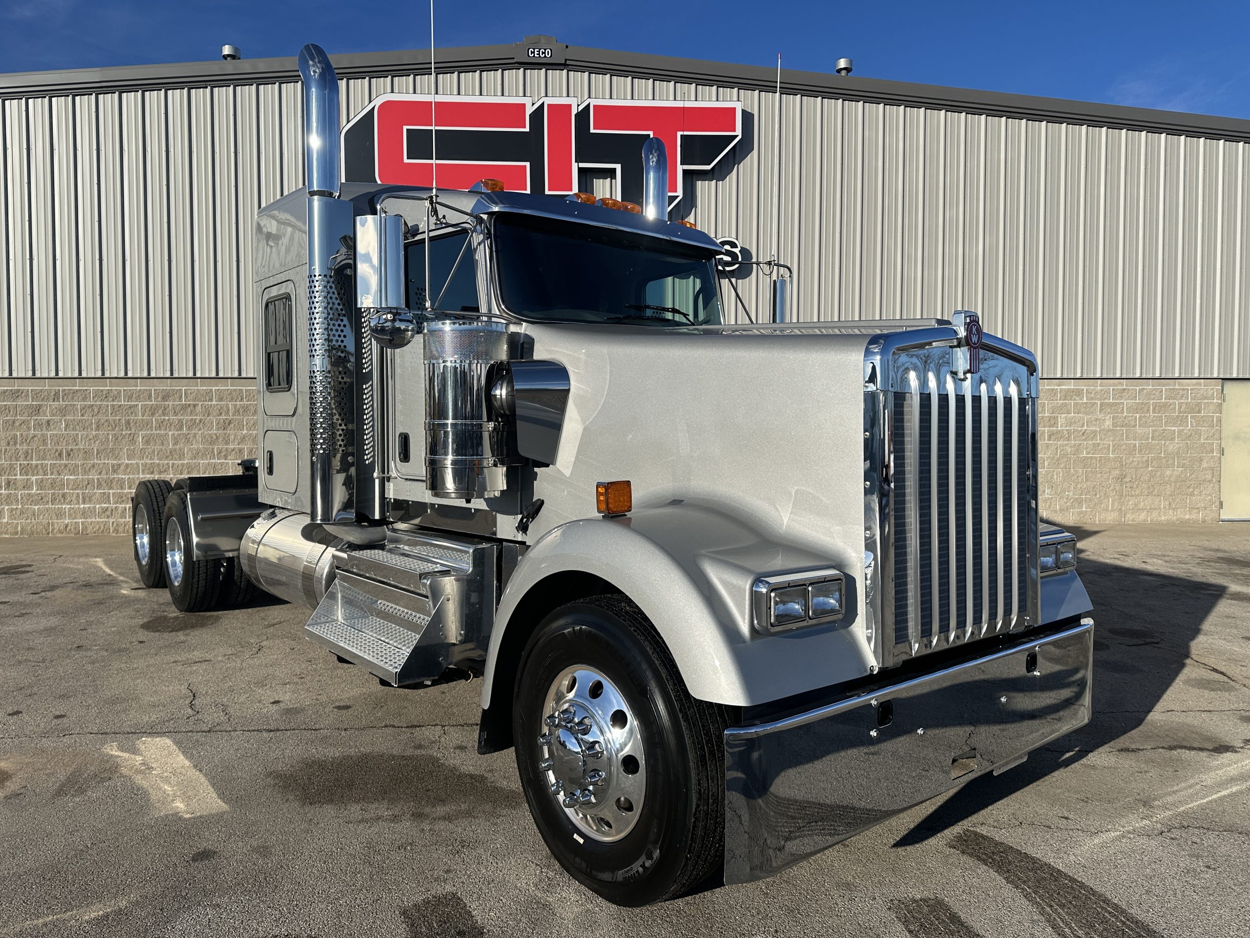 2025 KENWORTH W900L - image 3 of 6